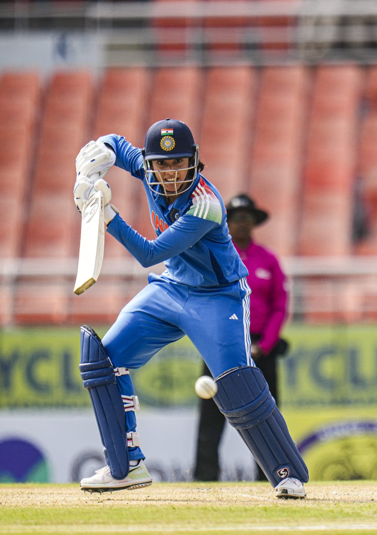 ദക്ഷിണാഫ്രിക്കക്കെതിരായ ഏകദിന ലോകകപ്പിൽ സ്മൃതി മന്ദനയെ കാത്തിരിക്കുന്നത് എക്കാലത്തെയും മികച്ച റെക്കോർഡ്. ഇന്ന് നടക്കുന്ന മത്സരത്തിൽ കേവലം 12 റൺസ് നേടാനായാൽ വനിതാ ഏകദിന ക്രിക്കറ്റ് ചരിത്രത്തിലെ തന്നെ ഒരു റെക്കോർഡ് സ്മൃതി സ്വന്തമാക്കും. (Image Credits- PTI)
