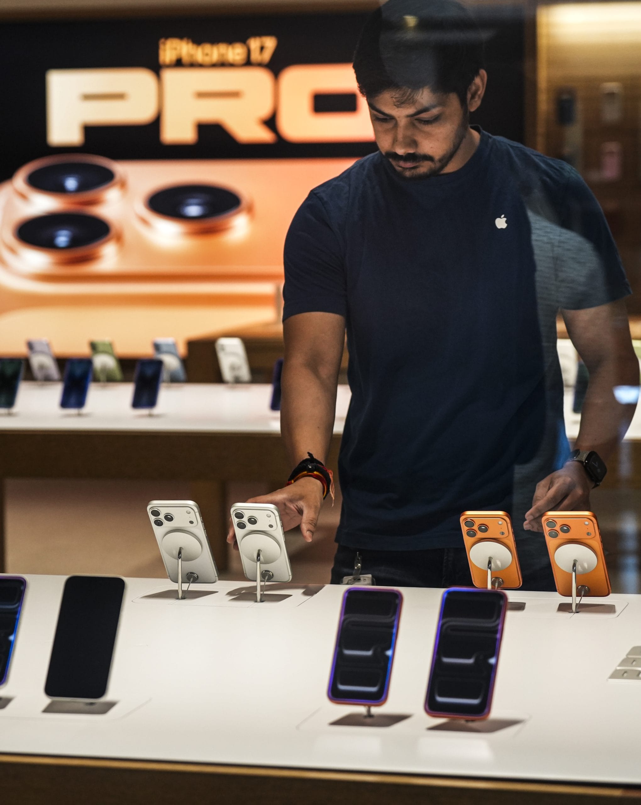 ഇന്ത്യൻ സ്മാർട്ട്ഫോൺ മാർക്കറ്റിൽ ആപ്പിളിന് 2019ലുണ്ടായിരുന്ന പങ്ക് വെറും ഒരു ശതമാനമായിരുന്നു. 2022ൽ 4.6 ശതമാനമായും 2023ൽ ആറ് ശതമാനമായും വർധിച്ചു. 2025ൽ ഇതുവരെ ഐഫോണിന് ഇന്ത്യയിലെ മാർക്കറ്റ് ഷെയർ ആകെ ബിസിനസിൻ്റെ എട്ട് ശതമാനമാണ്.
