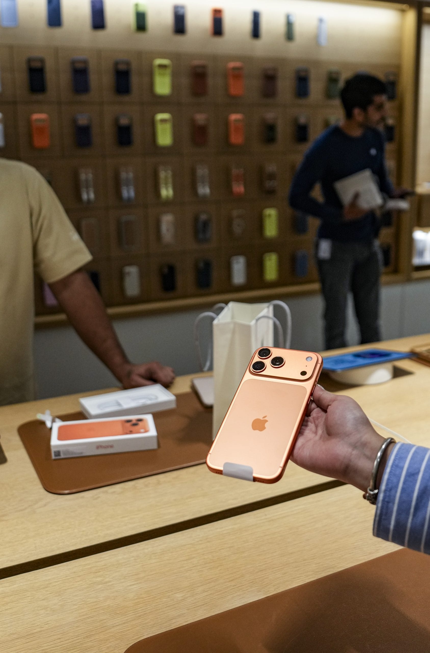 ഇന്ത്യയിൽ ഓഫ്‌ലൈൻ സ്റ്റോറുകൾ തുറക്കാനുള്ള തീരുമാനവും ഈ വളർച്ചയെ സഹായിച്ചിട്ടുണ്ട്. മുംബൈ, പൂനെ, ഡൽഹി, ബെംഗളൂരു എന്നിവിടങ്ങളിലായി നാല് ആപ്പിൾ സ്റ്റോറുകളാണ് ഇപ്പോൾ ഉള്ളത്. നോക്കിവാങ്ങുക എന്ന ഇന്ത്യൻ സംസ്കാരത്തിൽ ഇത് സഹായകമായി.
