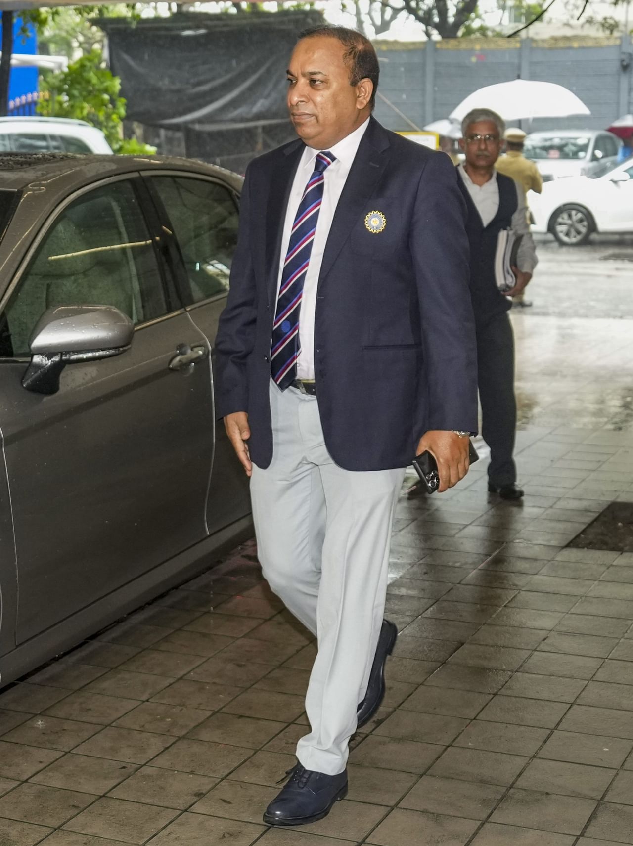 "ഇപ്പോഴും അവർ ട്രോഫി അവിടെ സൂക്ഷിച്ചിരിക്കുകയാണ്. എന്നാൽ, ഒന്നുരണ്ട് ദിവസത്തിനുള്ളിൽ തന്നെ ട്രോഫി മുംബൈയിലെ ബിസിസിഐ ഓഫീസിലെത്തുമെന്ന് ഞാൻ കരുതുന്നു. തന്നില്ലെങ്കിൽ നവംബർ നാലിന് ദുബായിൽ നടക്കുന്ന ഐസിസി യോഗത്തിൽ ഇക്കാര്യം പരാതിപ്പെടും.