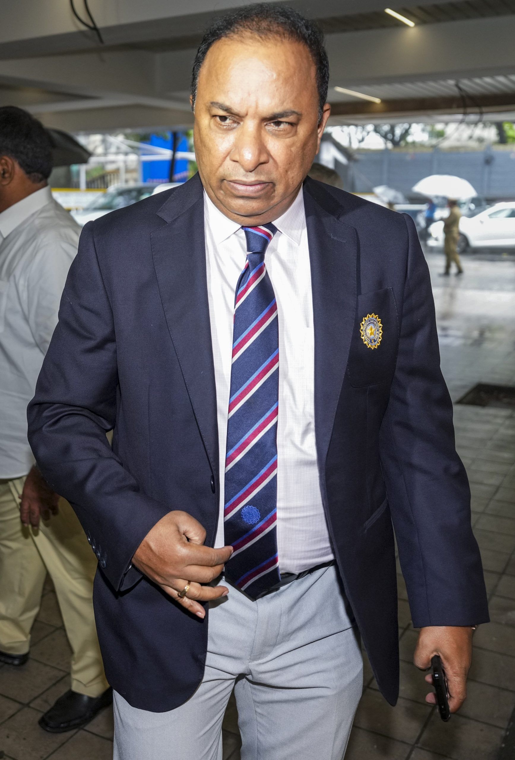 "ഞങ്ങൾ ഈ വിഷയം പരിഹരിക്കാനുള്ള എല്ലാ നടപടിക്രമങ്ങളും സ്വീകരിച്ചിട്ടുണ്ട്. ട്രോഫി ഇന്ത്യയിലെത്തുമെന്ന് എല്ലാ ഇന്ത്യക്കാർക്കും ഞാൻ ഉറപ്പുനൽകുന്നു. എപ്പോഴാണ് അത് എത്തുക എന്നത് ഉറപ്പായിട്ടില്ല. പക്ഷേ, ഒരു ദിവസം ട്രോഫി ഉറപ്പായും ഇന്ത്യയിലെത്തും."- സൈകിയ പറഞ്ഞു.
