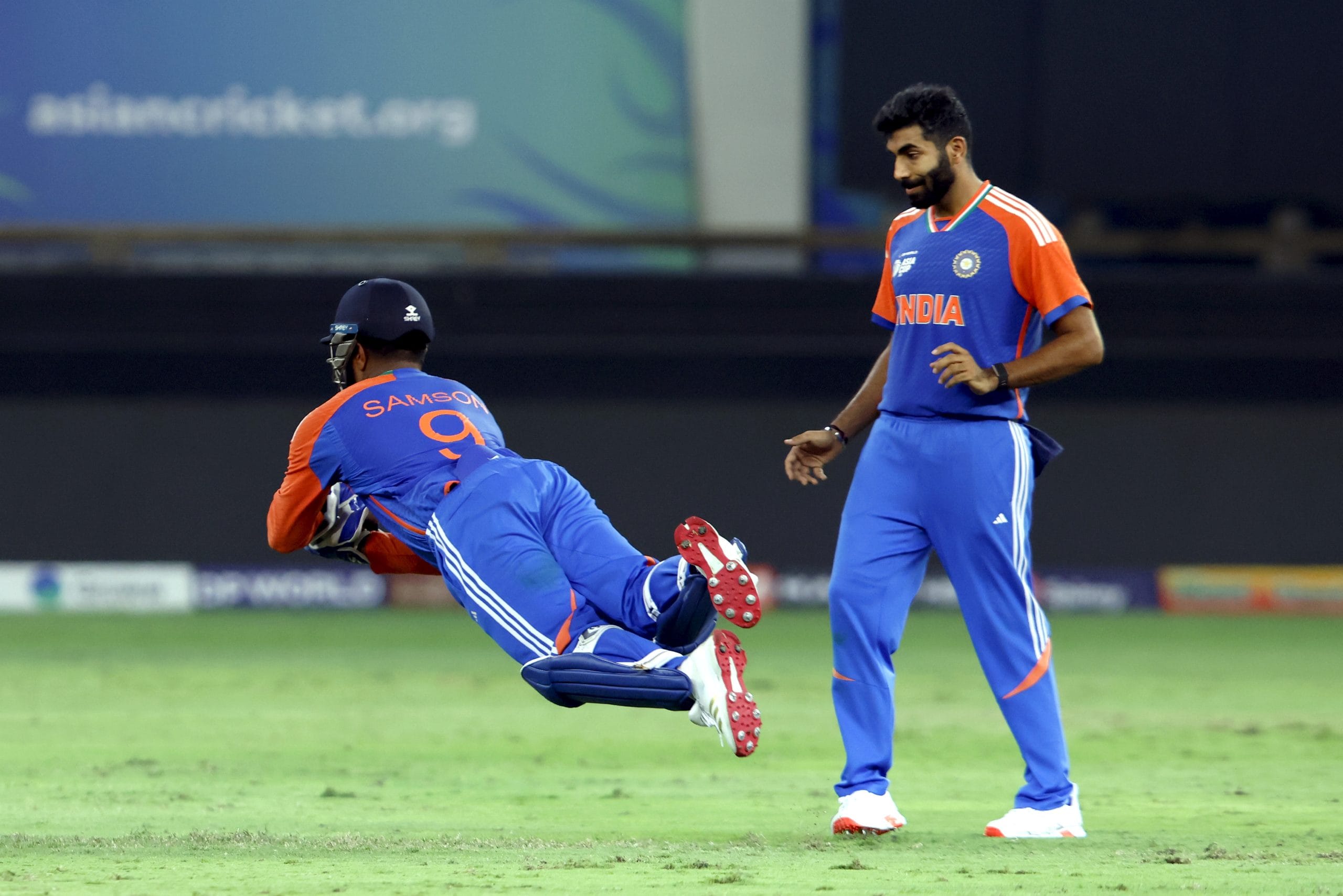 ഇതോടെ സഞ്ജുവിൻ്റെ സ്ഥാനത്തേക്ക് തിലക് വർമ്മയെ പരിഗണിച്ചേക്കുമെന്ന് സൂചനകളുണ്ട്. കെഎൽ രാഹുലാവും പ്രധാന വിക്കറ്റ് കീപ്പർ. രാഹുലിൻ്റെ ബാക്കപ്പ് കീപ്പർ സ്ഥാനം മാത്രമാവും സഞ്ജുവിന് ഉണ്ടാവുക. അതുകൊണ്ട് തന്നെ ഫൈനലിൽ ഇലവനിൽ സഞ്ജു ഇടം പിടിച്ചേക്കില്ല.
