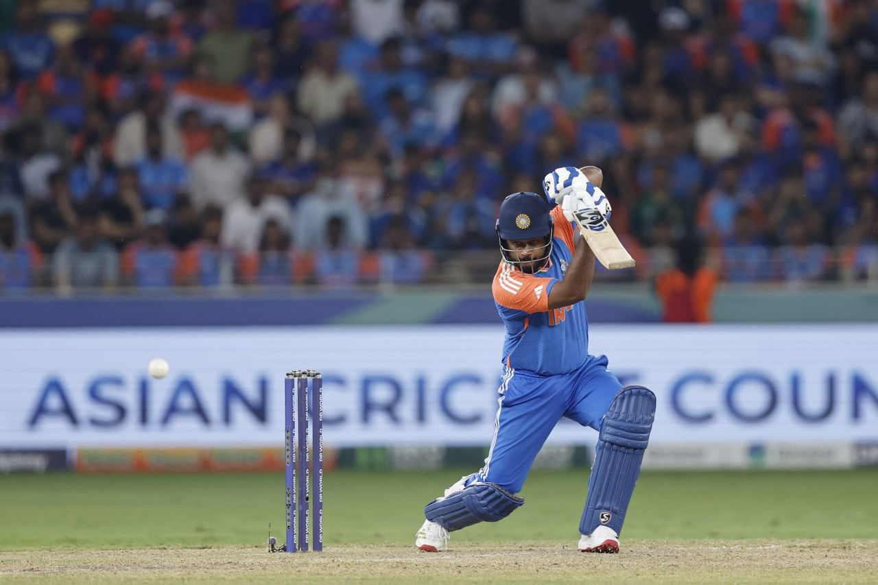 ഏഷ്യാ കപ്പിൽ സഞ്ജുവും നിർണായക പ്രകടനങ്ങൾ നടത്തിയിരുന്നു. ഇന്ത്യക്കായി ഏറ്റവുമധികം റൺസ് നേടിയ താരങ്ങളിൽ സഞ്ജു മൂന്നാം സ്ഥാനത്തായിരുന്നു. എന്നാൽ, തകർച്ചയുടെ സമയത്ത് മാച്ച് വിന്നിങ് ഇന്നിങ്സുകൾ കളിക്കാനുള്ള കഴിവാണ് തിലകിനെ വേറിട്ട് നിർത്തുന്നത്.