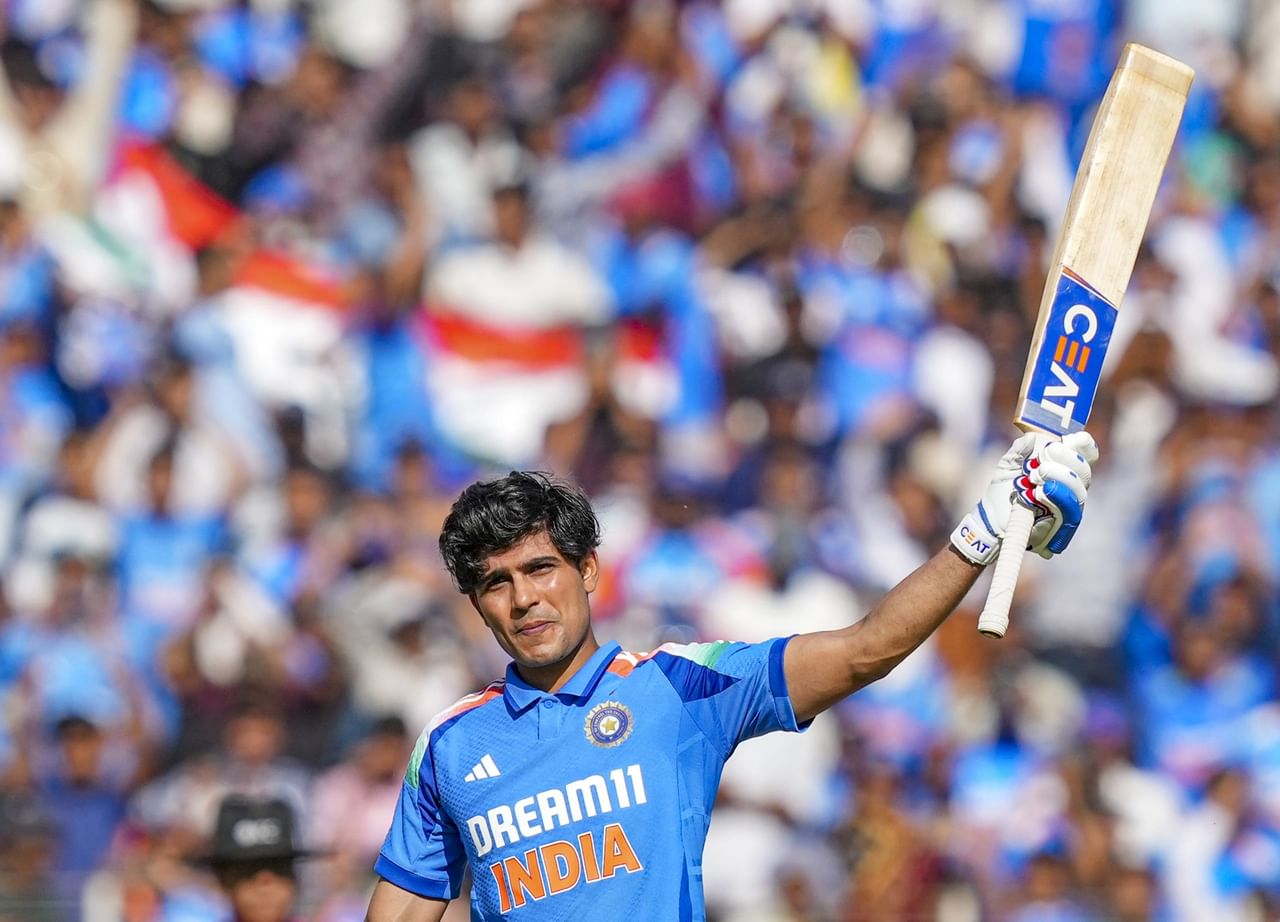 ഓസ്ട്രേലിയക്കെതിരായ ഏകദിന പരമ്പര മുതലാണ് ശുഭ്മൻ ഗിൽ ഇന്ത്യയെ നയിക്കുക. രോഹിത് ശർമ്മ ടീമിൽ ഉൾപ്പെട്ടിട്ടുണ്ട്. മലയാളി താരം സഞ്ജു സാംസണ് ഇടം ലഭിച്ചില്ല. ധ്രുവ് ജുറേൽ ആണ് ബാക്കപ്പ് കീപ്പർ. ഒക്ടോബർ 19 മുതലാണ് ഇന്ത്യയുടെ ഓസ്ട്രേലിയൻ പര്യടനം ആരംഭിക്കുക.