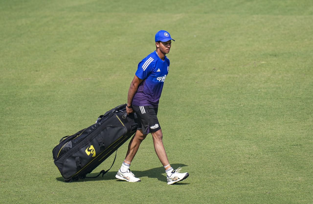 രോഹിത് ശർമ്മ കളി മതിയാക്കുമ്പോൾ യശസ്വി ജയ്സ്വാളിനെയാണ് മാനേജ്മെൻ്റ് ദീർഘകാല പകരക്കാരനായി കണക്കാക്കുന്നത്. അതുകൊണ്ട് തന്നെ രോഹിതിന് പകരം അടുത്ത കളി ജയ്സ്വാൾ കളിക്കാനുള്ള സാധ്യതയുണ്ടെന്നാണ് റിപ്പോർട്ട്. ഇക്കാര്യത്തിൽ സ്ഥിരീകരണം പുറത്തുവന്നിട്ടില്ല.