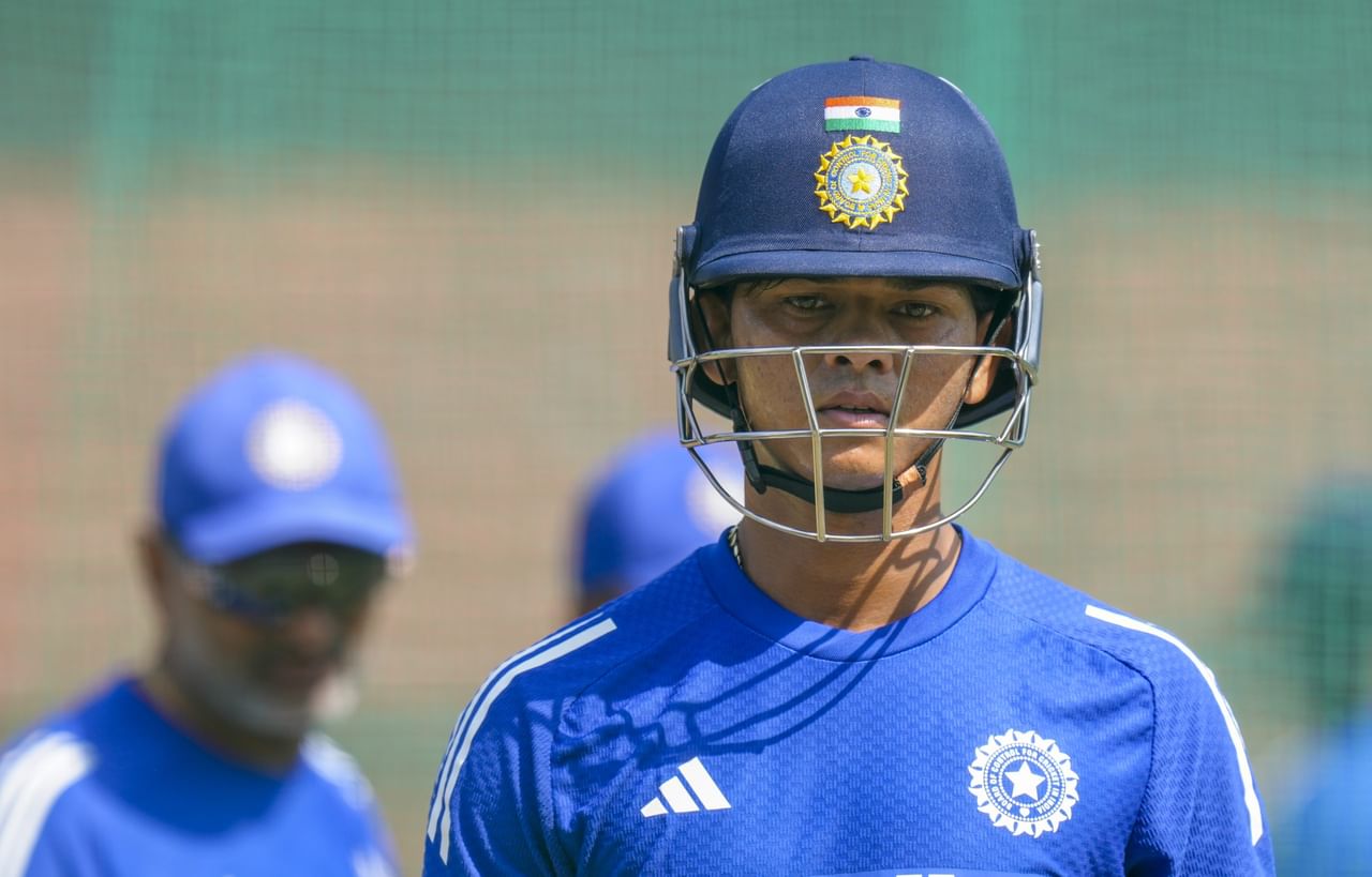 പരിശീലന സെഷനിൽ രോഹിതിന് മികച്ച പ്രകടനം നടത്താൻ കഴിഞ്ഞില്ലെന്നാണ് സൂചനകൾ. അതിന് പിന്നാലെ പരിശീലകൻ ഗൗതം ഗംഭീറും മുഖ്യ സെലക്ടർ അജിത് അഗാർക്കറും യശസ്വി ജയ്സ്വാളുമായി ദീർഘനേരം സംസാരിച്ചു എന്നും റിപ്പോർട്ടുകളുണ്ട്. രോഹിതിൻ്റെ ബാക്കപ്പാണ് ജയ്സ്വാൾ.