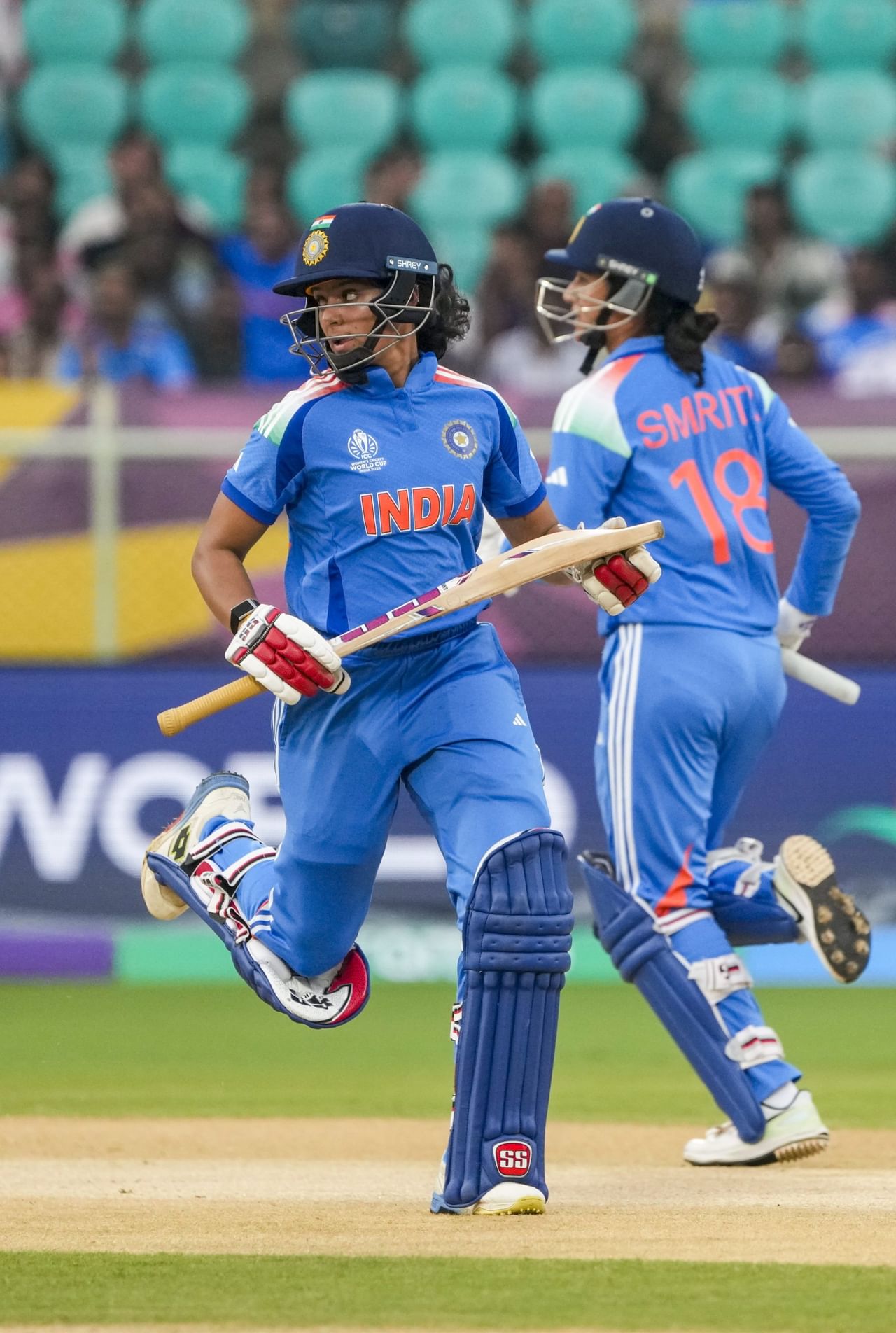 ഓസ്ട്രേലിയക്കെതിരെ ഇന്ത്യ ആദ്യം ബാറ്റ് ചെയ്യുകയാണ്. ടോസ് നേടിയ ഓസ്ട്രേലിയൻ ക്യാപ്റ്റൻ അലിസ ഹീലി ഇന്ത്യയെ ബാറ്റിംഗിനയക്കുകയായിരുന്നു. ദക്ഷിണാഫ്രിക്കക്കെതിരായ കഴിഞ്ഞ കളി തോറ്റ ഇന്ത്യക്ക് ഈ കളി ടൂർണമെൻ്റിൽ വളരെ നിർണായകമാണ്.