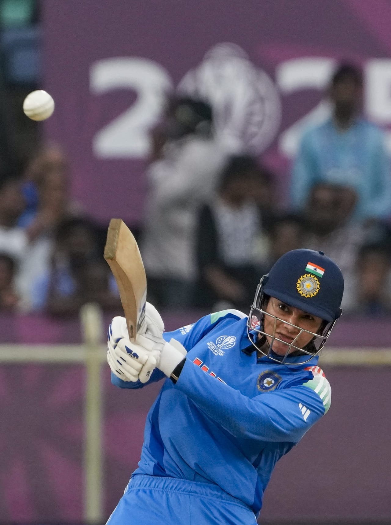 വനിതാ ക്രിക്കറ്റിൽ എതിരാളികളില്ലാതെ ഇന്ത്യൻ താരം സ്മൃതി മന്ദന. കഴിഞ്ഞ കളി, ഒരു വർഷത്തിൽ ഏറ്റവുമധികം റൺസ് നേടിയ താരമെന്ന റെക്കോർഡിലെത്തിയ താരം ഓസ്ട്രേലിയക്കെതിരെ മറ്റൊരു റെക്കോർഡും സ്വന്തം പേരിലാക്കി. മത്സരത്തിൽ ഇന്ത്യ ആദ്യം ബാറ്റ് ചെയ്യുകയാണ്. (Image Credits- PTI)
