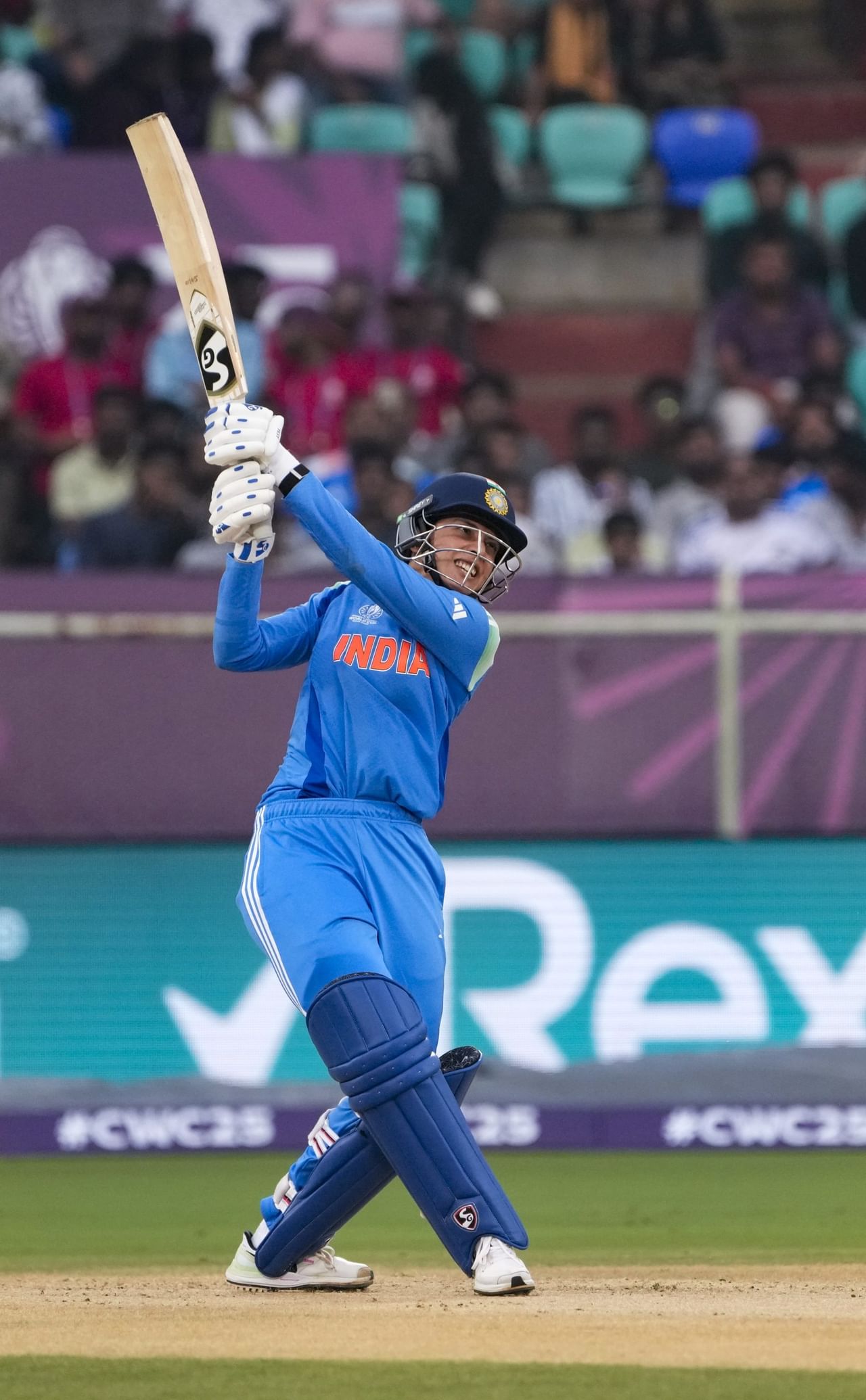 സോഫി മോളിന്യൂ എറിഞ്ഞ എട്ടാം ഓവറിലെ ആദ്യ പന്തിൽ ബൗണ്ടറി നേടിയാണ് സ്മൃതി റെക്കോർഡിലെത്തിയത്. ഈ വർഷം 18 ഇന്നിംഗ്സുകളിൽ നിന്ന് സ്മൃതി ആയിരം റൺസ് തികച്ചു. ഓസ്ട്രേലിയുടെ ഇതിഹാസ താരം ബെലിൻഡ ക്ലാർക്കാണ് രണ്ടാം സ്ഥാനത്ത്.