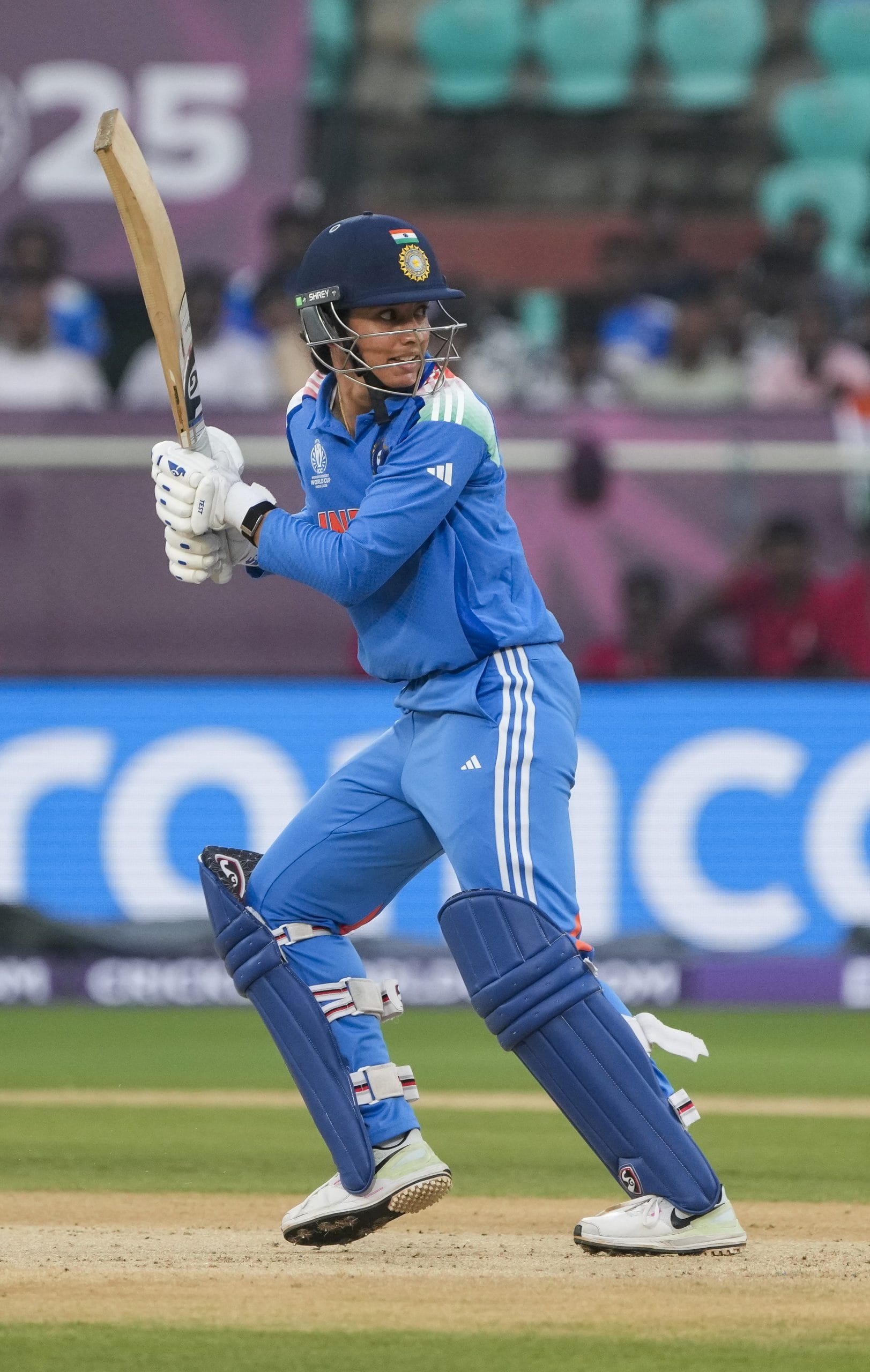 ഒരു കലണ്ടർ വർഷത്തിൽ ആയിരം റൺസ് തികയ്ക്കുന്ന ആദ്യ വനിതാ താരമെന്ന റെക്കോർഡാണ് സ്മൃതി ഇന്ന് നേടിയത്. ഈ കളിയിൽ ഇറങ്ങുമ്പോൾ 982 റൺസാണ് സ്മൃതി ഈ വർഷം നേടിയിരുന്നത്. ഓസീസിനെതിരെ 12 റൺസ് ആയപ്പോൾ താരം റെക്കോർഡ് തികച്ചു.
