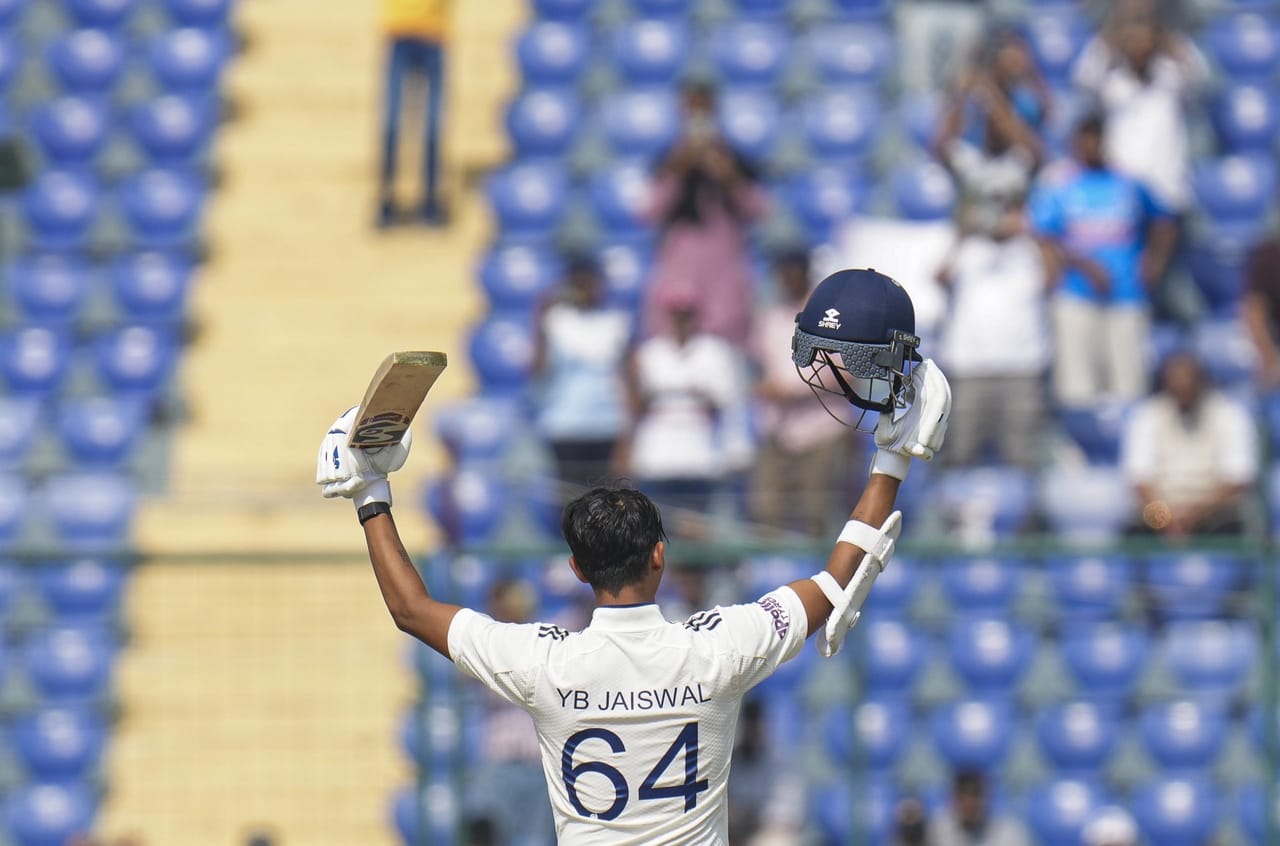 വെസ്റ്റ് ഇൻഡീസിനെതിരായ രണ്ടാം ടെസ്റ്റിൻ്റെ ഒന്നാം ഇന്നിംഗ്സിൽ യശസ്വി ജയ്സ്വാളിന് തകർപ്പൻ സെഞ്ചുറി. 145 പന്തിലാണ് താരം തൻ്റെ ഏഴാം ടെസ്റ്റ് സെഞ്ചുറി തികച്ചത്. മൂന്നാം നമ്പറിലെത്തിയ സായ് സുദർശൻ ഫിഫ്റ്റിയും തികച്ചു. ആദ്യ ഇന്നിംഗ്സിൽ ഇന്ത്യ ശക്തമായ നിലയിലാണ്. (Image Credits- PTI)
