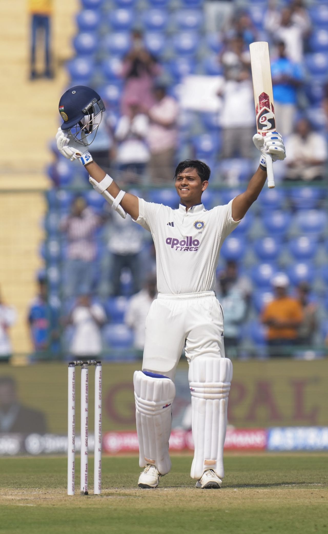 16 ബൗണ്ടറികൾ സഹിതമാണ് ജയ്സ്വാൾ മൂന്നക്കം കുറിച്ചത്. ശ്രദ്ധാപൂർവം തുടങ്ങിയ ജയ്സ്വാൾ പിന്നീട് ബൗണ്ടറികൾ കണ്ടെത്തി സെഞ്ചുറിയിലേക്ക് കുതിക്കുകയായിരുന്നു. രണ്ടാം സെഷനിൽ ബാറ്റിംഗ് തുടരുന്ന ഇന്ത്യ ഒരു വിക്കറ്റ് നഷ്ടത്തിൽ 200 റൺസ് പിന്നിട്ടിട്ടുണ്ട്.