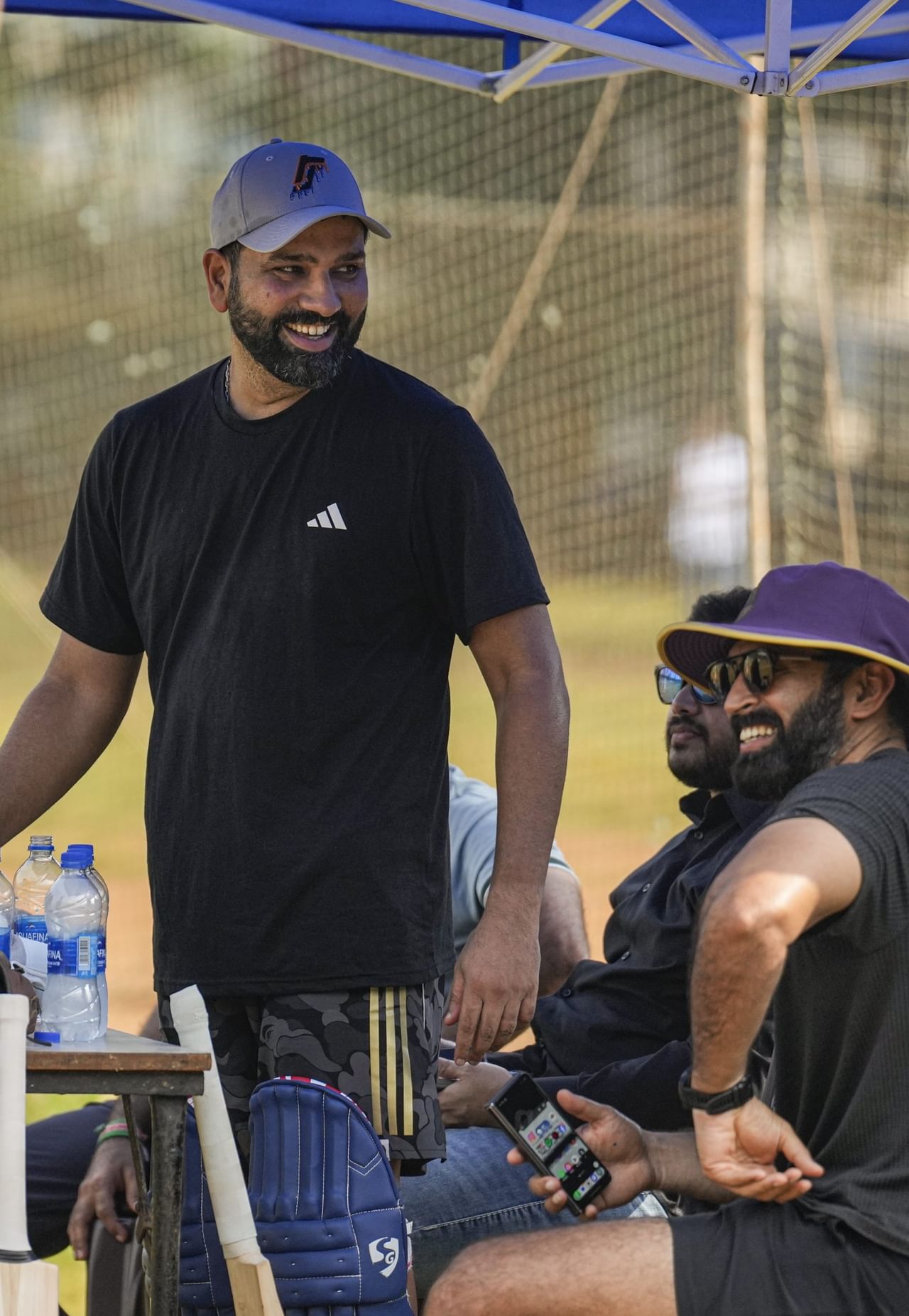 പരിശീലനത്തിനിടെ രോഹിത് ശർമ്മയ്ക്ക് പരിക്കേറ്റെന്ന് സൂചന. ഈ മാസം 23ന് നടക്കുന്ന രണ്ടാം ഏകദിനത്തിന് മുന്നോടിയായുള്ള പരിശീലനത്തിനിടെ രോഹിതിന് പരിക്കേറ്റെന്നാണ് സൂചന. രോഹിതിന് പകരം യശസ്വി ജയ്സ്വാൾ രണ്ടാം ഏകദിനത്തിൽ കളിച്ചേക്കുമെന്നും അഭ്യൂഹമുണ്ട്. (Image Credits- PTI)