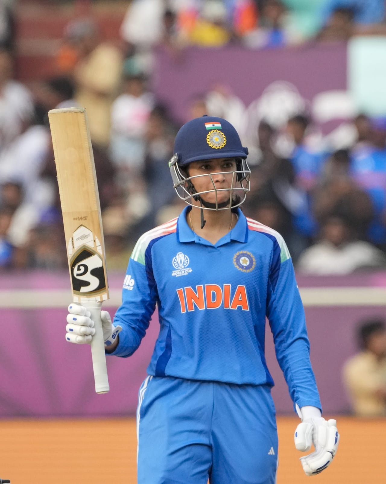 സെപ്തംബറിലെ ഐസിസി താരങ്ങളായി അഭിഷേക് ശർമ്മയും സ്മൃതി മന്ദനയും. ഏഷ്യാ കപ്പിലെ പ്രകടനങ്ങൾ അഭിഷേകിന് തുണയായപ്പോൾ ഓസ്ട്രേലിയക്കെതിരായ ഏകദിന പരമ്പരയാണ് സ്മൃതിയ്ക്ക് പുരസ്കാരം സമ്മാനിച്ചത്. രണ്ട് ഓപ്പണർമാരും തകർപ്പൻ ഫോമിലായിരുന്നു. (Image Credits- PTI)
