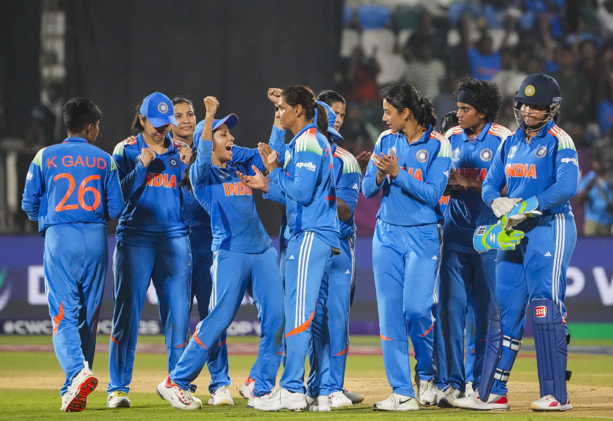 വനിതാ ഏകദിന ലോകകപ്പിൽ ഇന്ത്യയുടെ നില പരുങ്ങലിലാണ്. നാല് മത്സരം പൂർത്തിയാകുമ്പോൾ ഇന്ത്യ രണ്ടെണ്ണത്തിൽ വിജയിക്കുകയും രണ്ടെണ്ണത്തിൽ പരാജയപ്പെടുകയും ചെയ്തു. ഈ മാസം 19ന് ഇംഗ്ലണ്ട് ടീമിനെതിരെയാണ് ലോകകപ്പിൽ ഇന്ത്യയുടെ അടുത്ത മത്സരം. 
