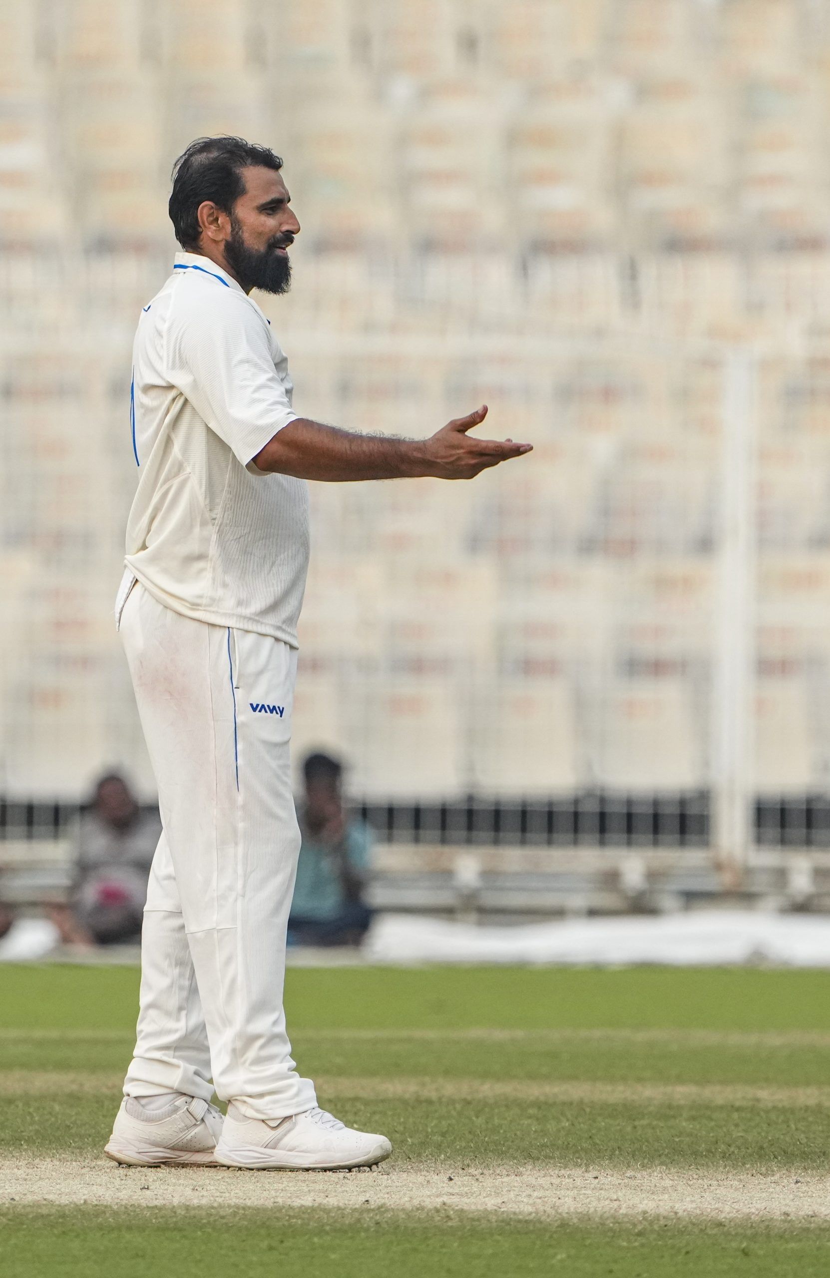 രഞ്ജി ട്രോഫിയിലെ ആദ്യ മത്സരത്തിൽ ഉത്തരാഖണ്ഡിനെതിരെ മുഹമ്മദ് ഷമി നേടിയത് ഏഴ് വിക്കറ്റുകൾ. മാച്ച് ഫിറ്റല്ലെന്ന് കഴിഞ്ഞ ദിവസം അജിത് അഗാർക്കർ പറഞ്ഞ ഷമിയാണ് രണ്ട് ഇന്നിംഗ്സുകളിലായി 39 ഓവറുകളെറിഞ്ഞ് ഏഴ് വിക്കറ്റ് സ്വന്തമാക്കിയത്. ഇത് സോഷ്യൽ മീഡിയയിൽ ചർച്ചയാണ്. (Image Credits- PTI)