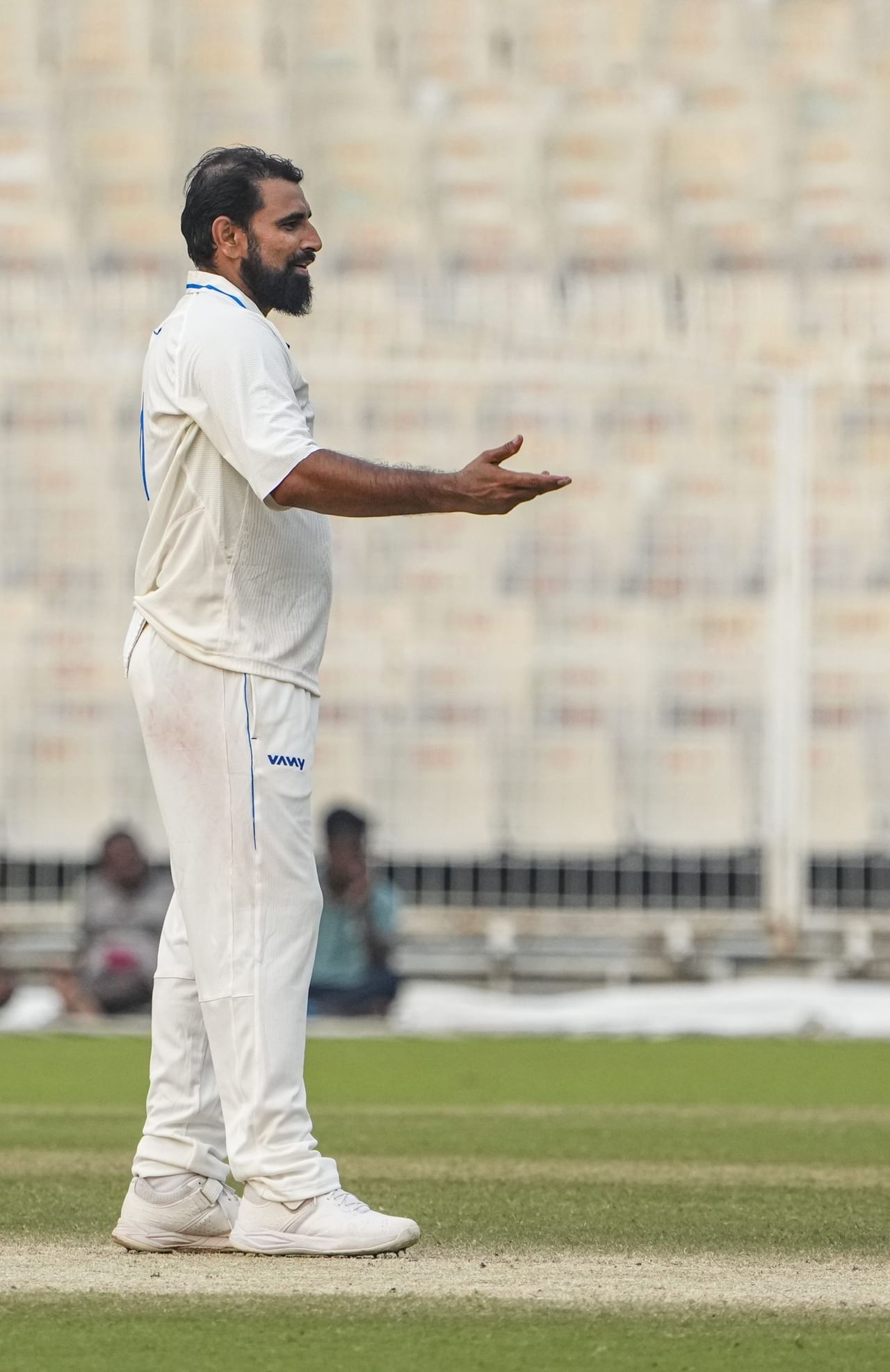 രഞ്ജി ട്രോഫിയിലെ ആദ്യ മത്സരത്തിൽ ഉത്തരാഖണ്ഡിനെതിരെ മുഹമ്മദ് ഷമി നേടിയത് ഏഴ് വിക്കറ്റുകൾ. മാച്ച് ഫിറ്റല്ലെന്ന് കഴിഞ്ഞ ദിവസം അജിത് അഗാർക്കർ പറഞ്ഞ ഷമിയാണ് രണ്ട് ഇന്നിംഗ്സുകളിലായി 39 ഓവറുകളെറിഞ്ഞ് ഏഴ് വിക്കറ്റ് സ്വന്തമാക്കിയത്. ഇത് സോഷ്യൽ മീഡിയയിൽ ചർച്ചയാണ്. (Image Credits- PTI)