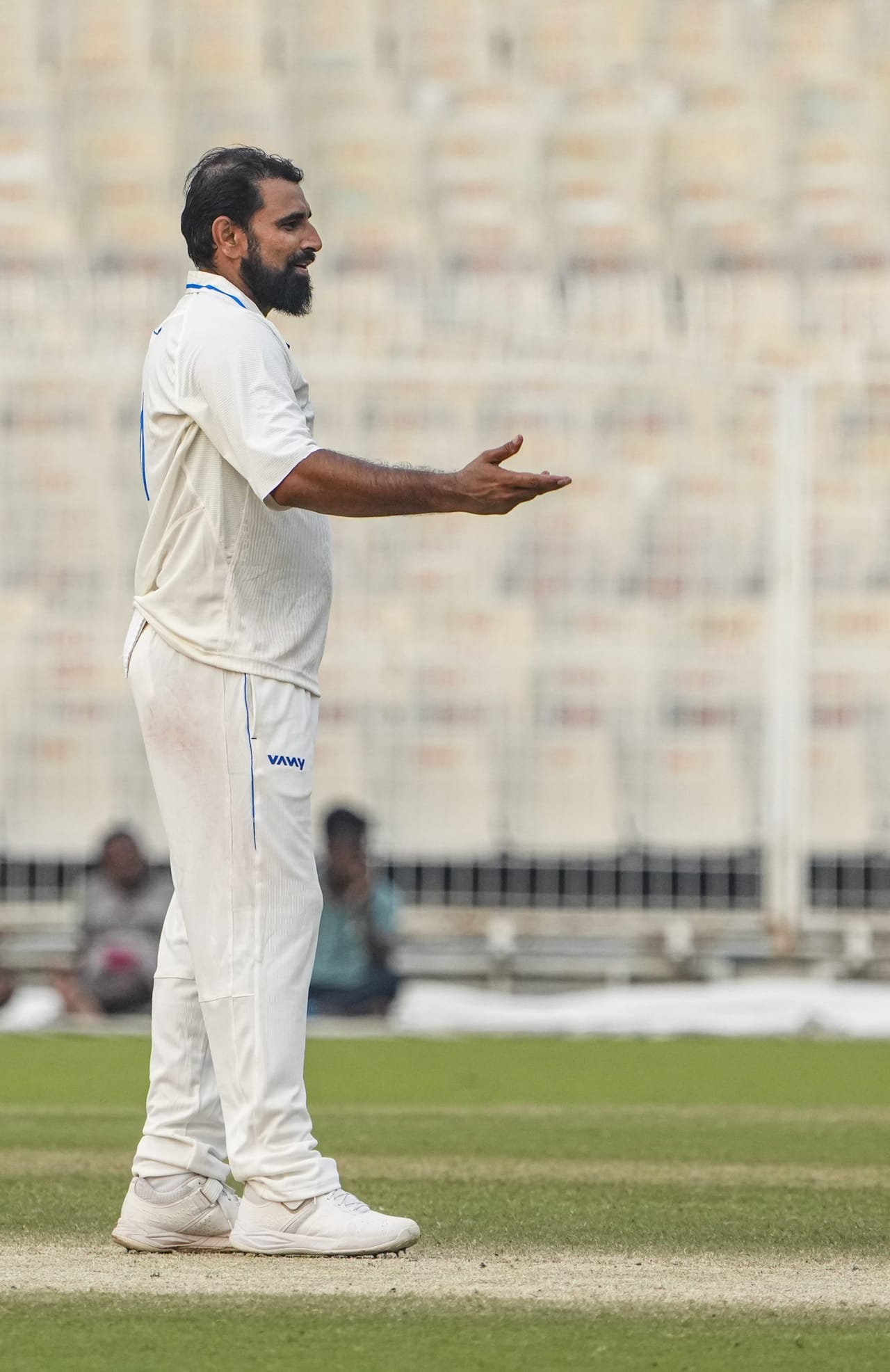 രഞ്ജി ട്രോഫിയിലെ ആദ്യ മത്സരത്തിൽ ഉത്തരാഖണ്ഡിനെതിരെ മുഹമ്മദ് ഷമി നേടിയത് ഏഴ് വിക്കറ്റുകൾ. മാച്ച് ഫിറ്റല്ലെന്ന് കഴിഞ്ഞ ദിവസം അജിത് അഗാർക്കർ പറഞ്ഞ ഷമിയാണ് രണ്ട് ഇന്നിംഗ്സുകളിലായി 39 ഓവറുകളെറിഞ്ഞ് ഏഴ് വിക്കറ്റ് സ്വന്തമാക്കിയത്. ഇത് സോഷ്യൽ മീഡിയയിൽ ചർച്ചയാണ്. (Image Credits- PTI)