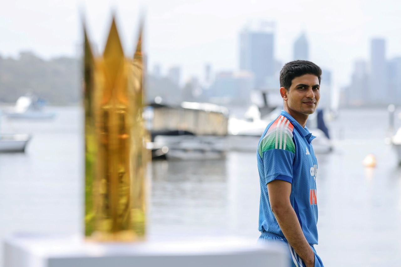 ശുഭ്മൻ ഗിലാണ് ഇന്ത്യൻ ക്യാപ്റ്റൻ. ഏകദിന ക്യാപ്റ്റനായി ഗില്ലിൻ്റെ ആദ്യ ഉദ്യമമാണിത്. നിതീഷ് കുമാർ റെഡ്ഡി, പ്രസിദ്ധ് കൃഷ്ണ, വാഷിംഗ്ടൺ സുന്ദർ, യശസ്വി ജയ്സ്വാൾ തുടങ്ങിയവർ ടീമിൽ ഇടം പിടിച്ചു. മികച്ച കണക്കുകളാണെങ്കിലും മലയാളി താരം സഞ്ജു സാംസണ് ഇടം ലഭിച്ചില്ല.