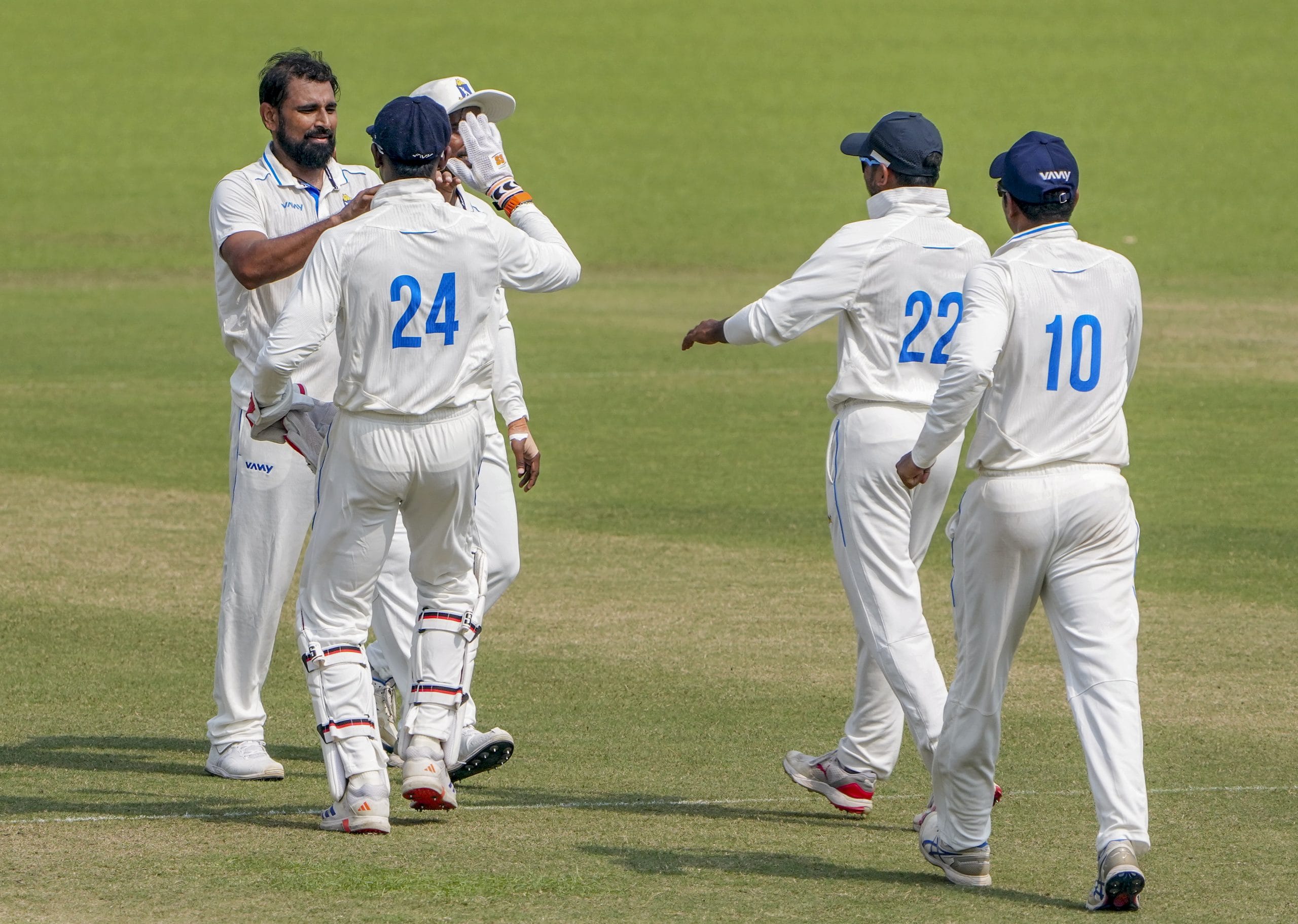 ഉത്തരാഖണ്ഡ് 213 റൺസിന് ഓൾ ഔട്ടായ ആദ്യ ഇന്നിംഗ്സിൽ മുഹമ്മദ് ഷമി മൂന്ന് വിക്കറ്റ് വീഴ്ത്തി. വാലറ്റത്തെ മൂന്ന് വിക്കറ്റുകളാണ് ഇന്ത്യൻ താരം സ്വന്തമാക്കിയത്. 14.5 ഓവറുകളാണ് താരം എറിഞ്ഞത്. മറുപടി ബാറ്റിംഗിനിറങ്ങിയ ബംഗാൾ 323 റൺസ് നേടി പുറത്തായി.