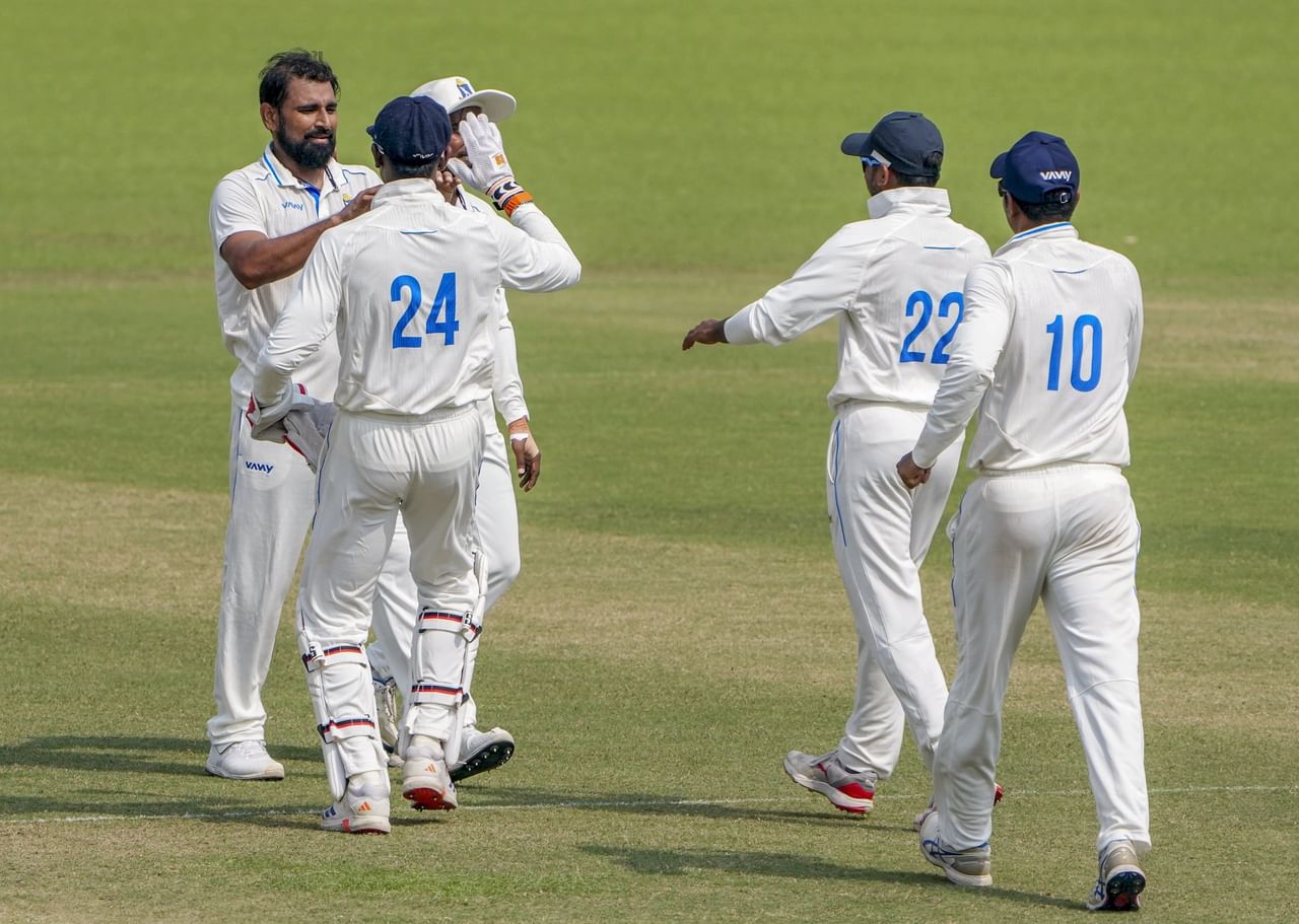 ഉത്തരാഖണ്ഡ് 213 റൺസിന് ഓൾ ഔട്ടായ ആദ്യ ഇന്നിംഗ്സിൽ മുഹമ്മദ് ഷമി മൂന്ന് വിക്കറ്റ് വീഴ്ത്തി. വാലറ്റത്തെ മൂന്ന് വിക്കറ്റുകളാണ് ഇന്ത്യൻ താരം സ്വന്തമാക്കിയത്. 14.5 ഓവറുകളാണ് താരം എറിഞ്ഞത്. മറുപടി ബാറ്റിംഗിനിറങ്ങിയ ബംഗാൾ 323 റൺസ് നേടി പുറത്തായി.