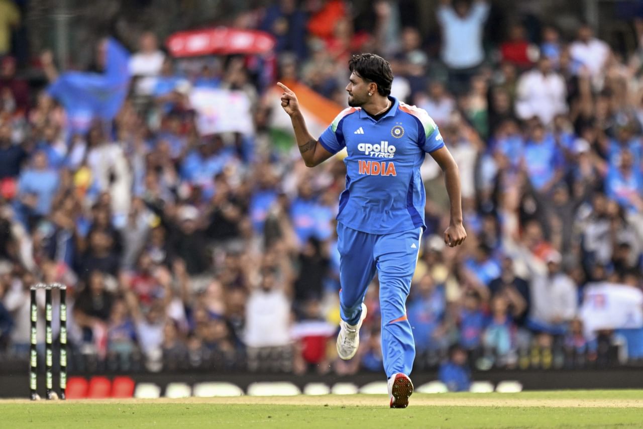 ആദ്യ ടി20 മഴ മൂലം ഉപേക്ഷിച്ചിരുന്നു. ഇന്ത്യയുടെ ബാറ്റിംഗ് പുരോഗമിച്ചുകൊണ്ടിരിക്കെ മഴ എത്തുകയും കളി റദ്ദാക്കുകയുമായിരുന്നു. ആദ്യം ബാറ്റ് ചെയ്ത ഇന്ത്യയുടെ ഇന്നിംഗ്സ് 9.4 ഓവർ എത്തിയപ്പോൾ കനത്ത മഴ പെയ്തു. ഇതോടെ കളി ഉപേക്ഷിക്കാൻ തീരുമാനിക്കുകയായിരുന്നു.