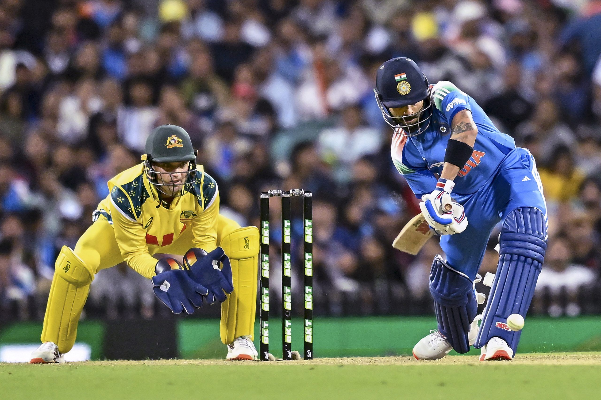 മൂന്നാം നമ്പറിൽ ക്രീസിലെത്തിയ കോലി 81 പന്തുകൾ നേരിട്ട് 74 റൺസുമായി പുറത്താവാതെ നിന്നു. ഇതോടെ 305 ഏകദിനങ്ങളിൽ നിന്ന് വിരാട് കോലിയുടെ സമ്പാദ്യം 14,250 റൺസായി. 404 മത്സരങ്ങളിൽ നിന്ന് 14,234 റൺസ് ആണ് പട്ടികയിൽ രണ്ടാം സ്ഥാനത്തുള്ള സങ്കക്കാരയ്ക്കുള്ളത്. 
