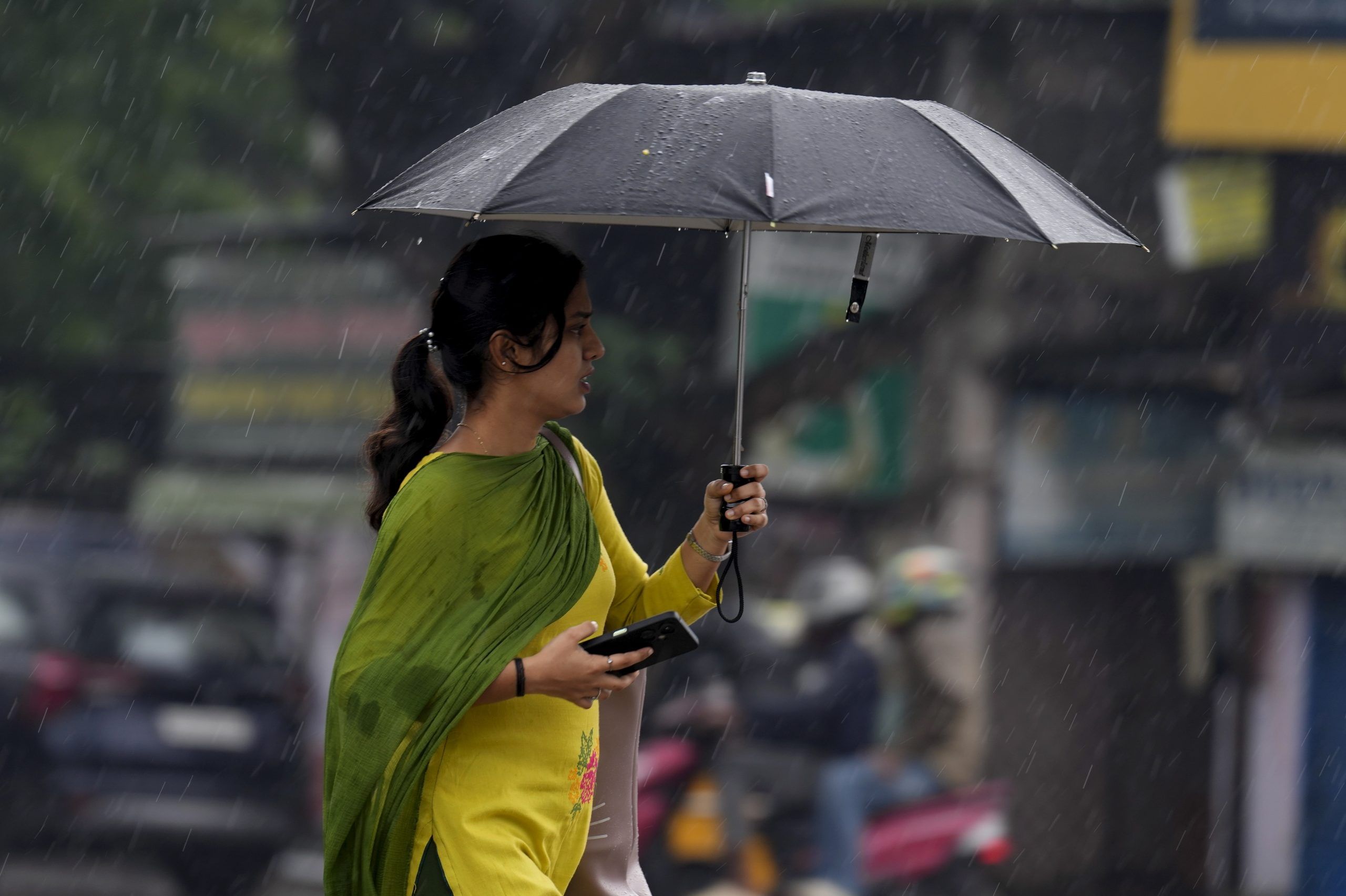 മോൻത ചുഴലിക്കാറ്റ് (Cyclonic Storm Montha) ആന്ധ്രാ തീരത്തേക്ക് നീങ്ങി തുടങ്ങിയതായി കാലാവസ്ഥ വകുപ്പ്. ഇന്ന് വൈകുന്നേരത്തോടെ ആന്ധ്രയിലെ മച്ചിലിപട്ടണത്തിനും കലിംഗപട്ടണത്തിനും ഇടയിലുള്ള കാക്കിനടയ്ക്ക് സമീപം കര തൊടുമെന്നാണ് പ്രതീക്ഷിക്കുന്നത്. ഇതിൻ്റെ സ്വാധീനഫലമായി സംസ്ഥാനത്തുടനീളം കനത്ത ജാഗ്രതാ നിർദ്ദേശമാണ് പുറപ്പെടുവിച്ചിരിക്കുന്നത്. (Image Credits: PTI)