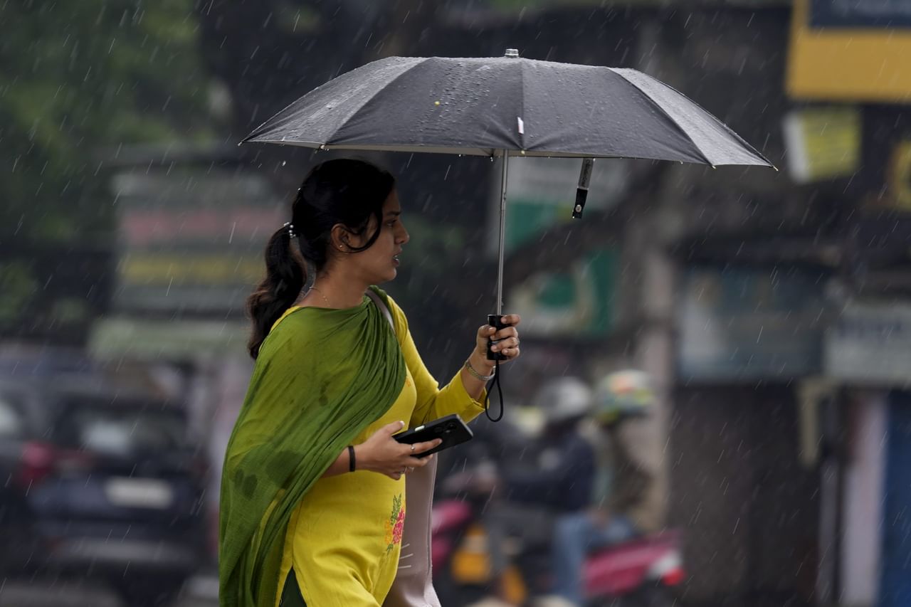 മോൻത ചുഴലിക്കാറ്റ് (Cyclonic Storm Montha) ആന്ധ്രാ തീരത്തേക്ക് നീങ്ങി തുടങ്ങിയതായി കാലാവസ്ഥ വകുപ്പ്. ഇന്ന് വൈകുന്നേരത്തോടെ ആന്ധ്രയിലെ മച്ചിലിപട്ടണത്തിനും കലിംഗപട്ടണത്തിനും ഇടയിലുള്ള കാക്കിനടയ്ക്ക് സമീപം കര തൊടുമെന്നാണ് പ്രതീക്ഷിക്കുന്നത്. ഇതിൻ്റെ സ്വാധീനഫലമായി സംസ്ഥാനത്തുടനീളം കനത്ത ജാ​ഗ്രതാ നിർദ്ദേശമാണ് പുറപ്പെടുവിച്ചിരിക്കുന്നത്. (Image Credits: PTI)