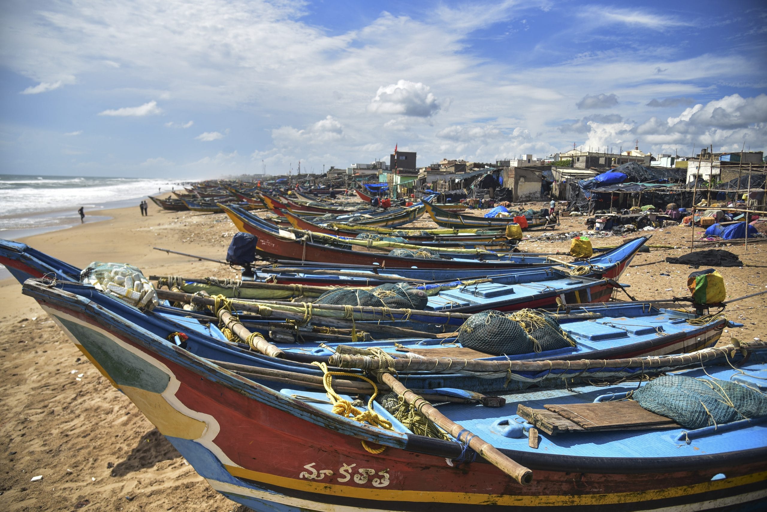 ആന്ധ്രാപ്രദേശിൽ മണിക്കൂറിൽ 90-100 കിലോമീറ്റർ വേഗതയിൽ വരെ ശക്തായ കാറ്റിന് സാധ്യതയുണ്ട്. ഇന്ന് വൈകുന്നേരത്തോടെ തീരം തൊടുന്ന മോൻത പിന്നീട് ശക്തി കുറഞ്ഞ് ഒഡീഷ തീരത്തേക്ക് നീങ്ങും. ചെന്നൈയിൽ നിന്ന് 420 കിലോമീറ്ററും, വിശാഖപട്ടണത്ത് നിന്ന് 500 കിലോമീറ്ററും, കാക്കിനടയിൽ നിന്ന് 450 കിലോമീറ്ററും അകലെയാണ് ചുഴലിക്കാറ്റ് ഇപ്പോൾ സ്ഥിതി ചെയ്യുന്നത്. (Image Credits: PTI)
