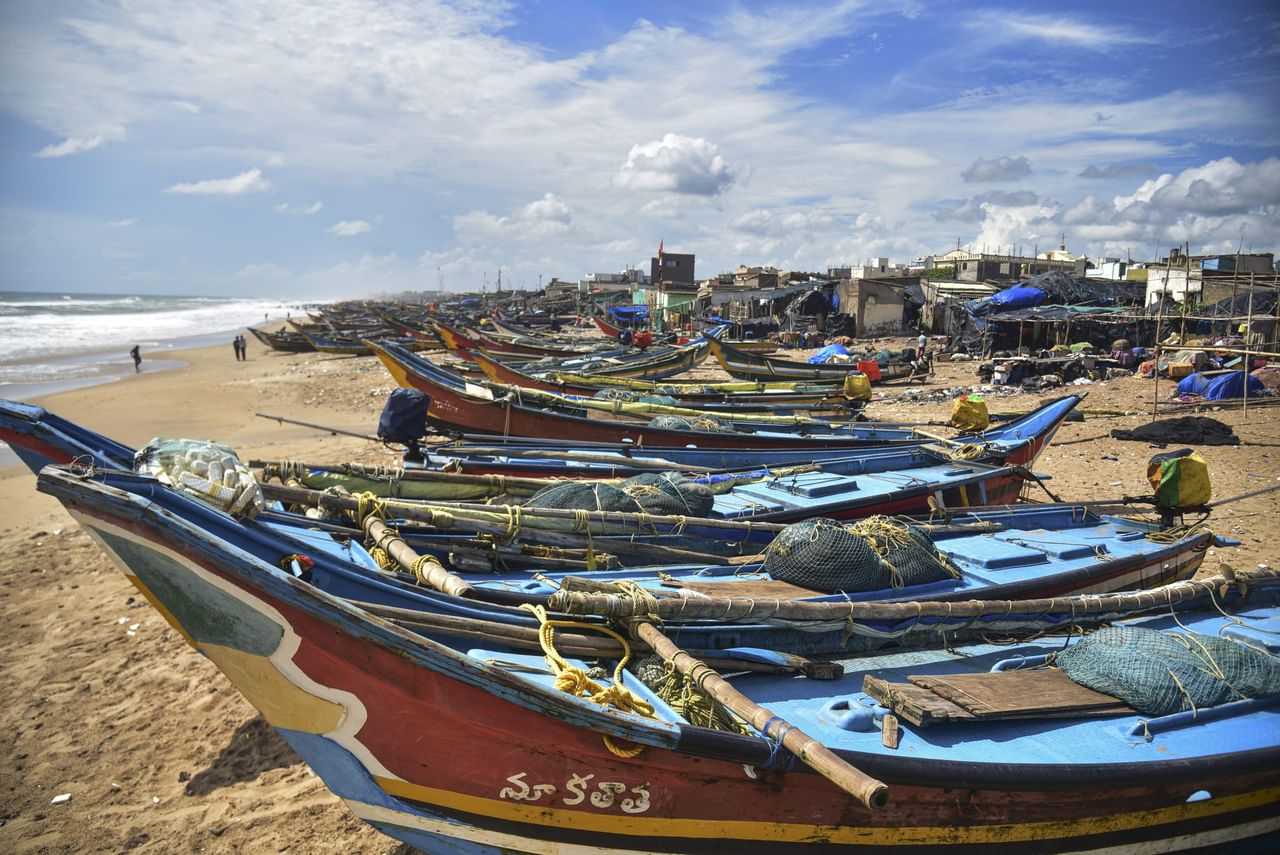 ആന്ധ്രാപ്രദേശിൽ മണിക്കൂറിൽ 90-100 കിലോമീറ്റർ വേഗതയിൽ വരെ ശക്തായ കാറ്റിന് സാധ്യതയുണ്ട്. ഇന്ന് വൈകുന്നേരത്തോടെ തീരം തൊടുന്ന മോൻത പിന്നീട് ശക്തി കുറഞ്ഞ് ഒഡീഷ തീരത്തേക്ക് നീങ്ങും. ചെന്നൈയിൽ നിന്ന് 420 കിലോമീറ്ററും, വിശാഖപട്ടണത്ത് നിന്ന് 500 കിലോമീറ്ററും, കാക്കിനടയിൽ നിന്ന് 450 കിലോമീറ്ററും അകലെയാണ് ചുഴലിക്കാറ്റ് ഇപ്പോൾ സ്ഥിതി ചെയ്യുന്നത്. (Image Credits: PTI)