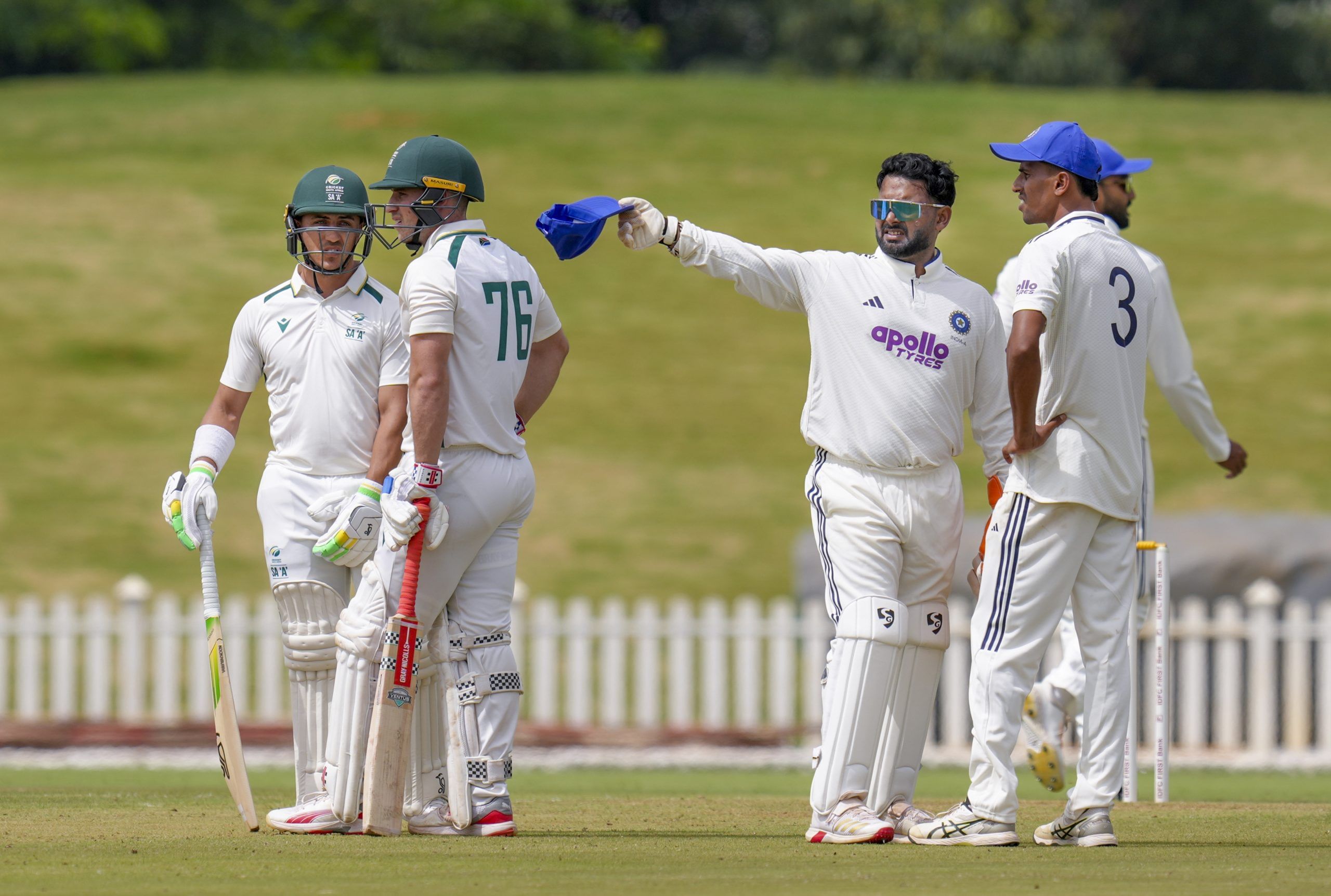 രണ്ടാം ഇന്നിംഗ്സിൽ ബാറ്റിംഗിനിറങ്ങിയ ദക്ഷിണാഫ്രിക്ക എ വിക്കറ്റ് നഷ്ടമില്ലാതെ 14 റൺസെന്ന നിലയിലാണ്. പരമ്പരയിൽ ഇനി ഒരു അനൗദ്യോഗിക ടെസ്റ്റും മൂന്ന് അനൗദ്യോഗിക ഏകദിനങ്ങളുമാണ് ഉള്ളത്. നവംബർ 19നാണ് പരമ്പരയിലെ അവസാന ഏകദിനം നടക്കുക.
