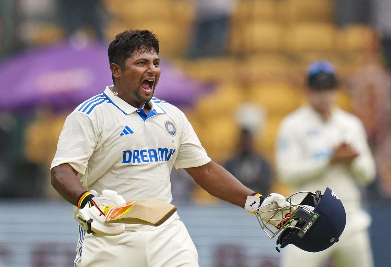 രണ്ട് മത്സരങ്ങൾക്കുമായി രണ്ട് വ്യത്യസ്ത സ്ക്വാഡുകളെയാണ് ബിസിസിഐ പ്രഖ്യാപിച്ചത്. എന്നാൽ, ഈ രണ്ട് ടീമിലും സർഫറാസ് ഖാന് ഇടം ലഭിച്ചില്ല. മുംബൈ യുവതാരം ആയുഷ് മാത്രെ പോലും ടീമിൽ ഉൾപ്പെട്ടെങ്കിലും സർഫറാസ് ഖാനെ പരിഗണിച്ചില്ല. ഇത് സമൂഹമാധ്യമങ്ങളിൽ വിവാദമാണ്.