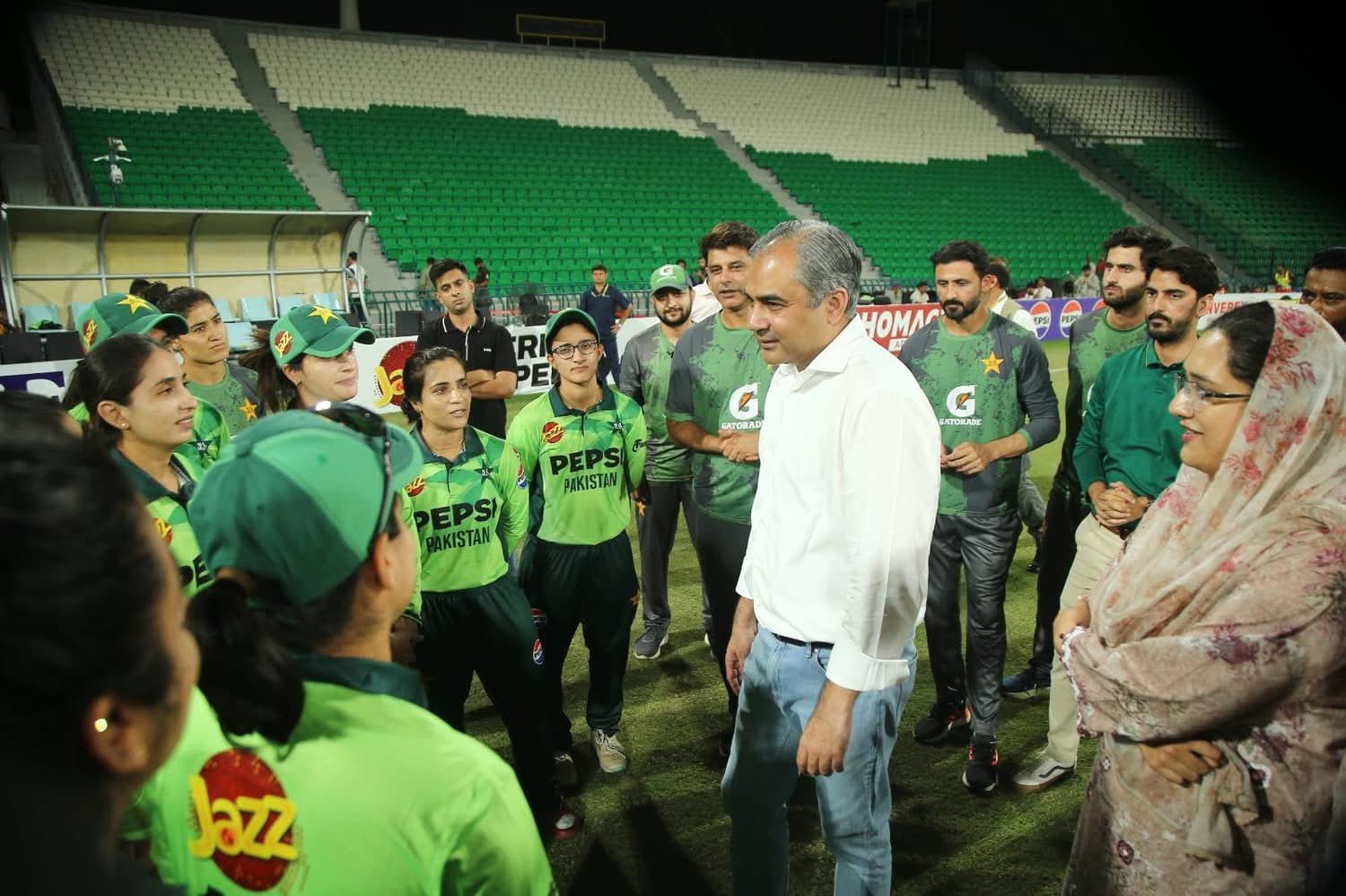 ലോകകപ്പിൽ പാകിസ്താൻ്റെ ആദ്യ മത്സരം ഇന്ന് ബംഗ്ലാദേശിനെതിരെയാണ്. കൊളംബോയിലെ ആർ പ്രേമദാസ സ്റ്റേഡിയത്തിൽ ഇന്ത്യൻ സമയം വൈകിട്ട് മൂന്നിന് മത്സരം ആരംഭിക്കും. നിഗർ സുൽത്താന ബംഗ്ലാദേശിനെ നയിക്കുമ്പോൾ ഫാത്തിമ സനയാണ് പാകിസ്താൻ ക്യാപ്റ്റൻ.
