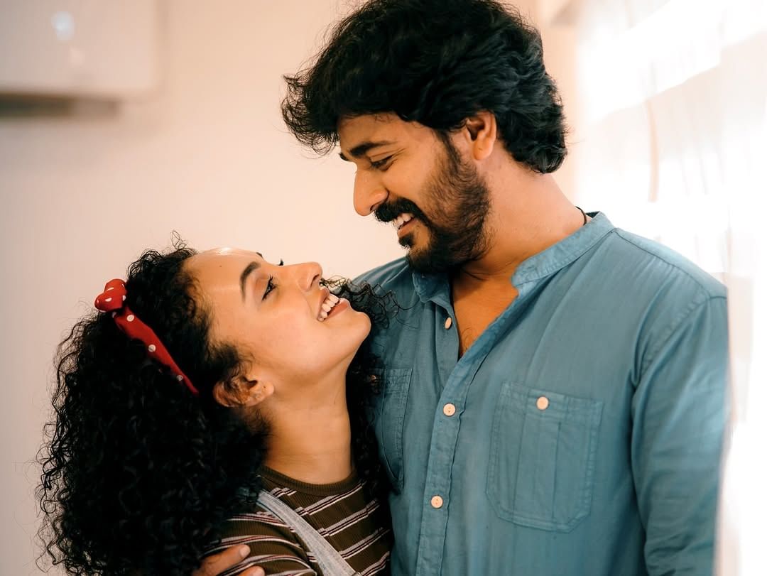 ബിഗ് ബോസ് മലയാളം ആദ്യ സീസണിലെ മത്സരാർത്ഥികളായിരുന്നു പേളി മാണിയും ശ്രീനിഷ് അരവിന്ദും. ബിഗ് ബോസ് വീട്ടിൽ നിന്നായിരുന്നു ഇരുവരുടെയും പ്രണയത്തിന്റെ തുടക്കം. ഷോയിൽ തുടരാൻ വേണ്ടി ഇരുവരുടെയും സ്ട്രാറ്റജിയാണ് പ്രണയം എന്ന രീതിയിൽ ചർച്ചകൾ നടന്നിരുന്നുവെങ്കിലും അത് യഥാർത്ഥ പ്രണയമായിരുന്നു. (Image Credits: instagram)