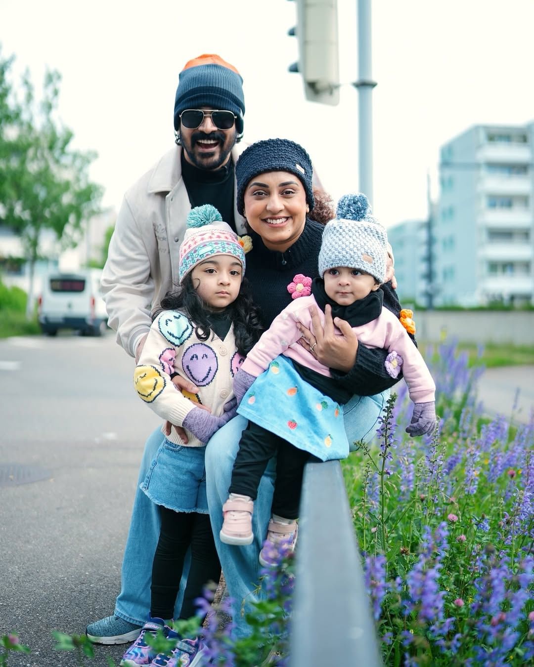 ആദ്യത്തെ ആഴ്ച കഴിഞ്ഞപ്പോൾ തന്നെ താൻ ശ്രീനിയെ നോമിനേറ്റും ചെയ്തു. ദോശയ്ക്ക് വേണ്ടി വഴക്കുണ്ടാക്കിയതിനായിരുന്നു നോമിനേറ്റ് ചെയ്തത്. ശ്രീനിയെ പുറത്താക്കാൻ താൻ ബി​ഗ് ബോസിനോട് ആവശ്യപ്പെട്ടു. ആ ആഴ്ച ശ്രീനിയും തന്നെ നോമിനേറ്റ് ചെയ്തിരുന്നുവെന്നും എന്നാൽ തനിക്ക് അത് അറിയില്ലായിരുന്നു. പുറത്ത് വന്ന് എപ്പിസോഡ് കണ്ടപ്പോഴാണ് അത് മനസിലാക്കിയതെന്നാണ് പേളി പറയുന്നത്. 
