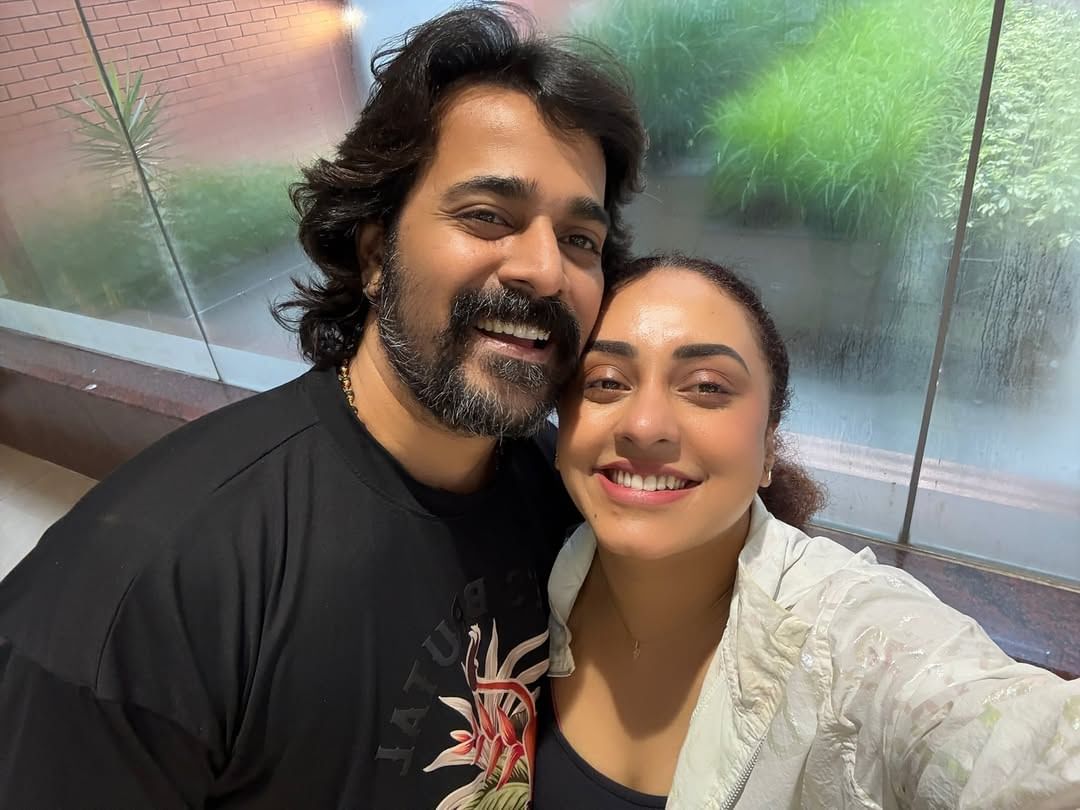 ആദ്യ ആഴ്ചയിൽ എവിക്ഷനിൽ ഉൾപ്പെടാൻ ശ്രീനിയെ താൻ നോമിനേറ്റ് ചെയ്തിരുന്നുവെന്നാണ് പേളി പറഞ്ഞത്.ആദ്യ ദിവസം ശ്രീനിയെ കാണുമ്പോൾ തനിക്ക് പേരോ ആളെയോ പോലും അറിയില്ലായിരുന്നു. ഷെയ്ക്ക് ഹാന്റ് കൊടുത്ത് പേര് ചോദിച്ചു. പക്ഷെ ശ്രീനി പേര് പറഞ്ഞപ്പോൾ തന്റെ ശ്രദ്ധ മറ്റുള്ളവരിൽ ആയിരുന്നുവെന്നാണ് പേളി പറഞ്ഞത്. 