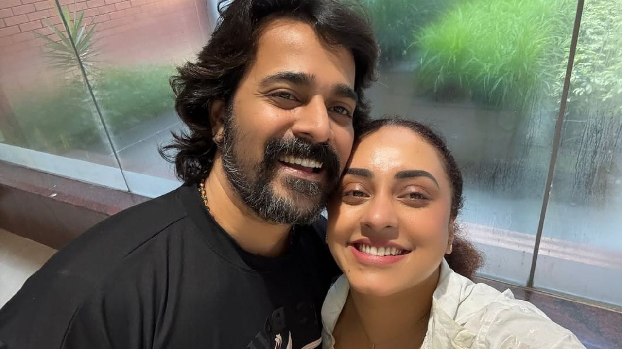 അതിൽ തന്റെ ഒരു ആ​ഗ്രഹം സാധ്യമാക്കാനായി ശ്രീനിഷിനോട് കെഞ്ചേണ്ടി വന്നതിനെക്കുറിച്ചാണ് പേളി പറയുന്നത്. മറ്റൊന്നിനും അല്ല ഒരു മേക്കപ്പ് റൂമിനു വേണ്ടി. ഹാളും കിഡ്സ് റൂം അടക്കം ഉള്ള ഫ്ലാറ്റ് ആണിത്. അവിടെ തനിക്കൊരു മേക്കപ്പ് റൂം വേണമെന്നുള്ളതായിരുന്നു പേളിയുടെ ആവശ്യം. അതിനായി ഒരു റൂമും പേളി കണ്ടെത്തി. പക്ഷെ അവിടെ ശ്രീനിഷിന്റെ പ്ലാൻ മറ്റൊന്നായിരുന്നു. . ശ്രീനിക്ക് മേക്കപ്പ് റൂമിനായി പേളി കണ്ടുപിടിച്ച സ്പെയ്സ് ഹോം തിയേറ്ററാക്കാനായിരുന്നു ആ​ഗ്രഹം. ഒടുക്കം താൻ കെഞ്ചി ചോദിച്ചപ്പോൾ ശ്രീനി വിട്ടു തന്നു എന്നാണ് പേളി പറയുന്നത്.(photo credit: pearle maaney/instagram)