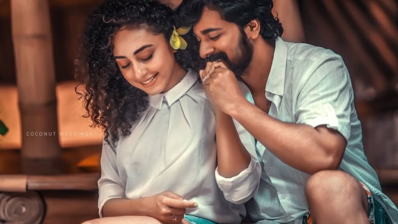 ഇപ്പോഴിതാ ദമ്പതികൾ വീണ്ടും ഒരു വീട് കൂടി സ്വന്തമാക്കിയിരിക്കുന്നു. ആ സന്തോഷം പേളി തന്നെയാണ് തന്റെ യൂട്യൂബ് ചാനലിലൂടെ പങ്കുവെച്ചത്.  ഒമ്പത് മാസം മുമ്പാണ് ഫ്ലാറ്റ് വാങ്ങിയത്. ഇപ്പോൾ നിർമ്മാണം നടന്നുകൊണ്ടിരിക്കുകയാണ്. സ്വപ്ന വീട് എന്ന തലക്കെട്ടോടെയാണ് വ്ലോ​ഗ് ഇരുവരും പങ്കുവെച്ചത്. വർഷങ്ങളായി പേളിയും കുടുംബവും താമസിക്കുന്നത് വാടക ഫ്ലാറ്റിലാണ്. പിന്നീട് ഒരു ഫ്ലാറ്റ് വാങ്ങിച്ചു. എന്നാൽ  അതൊരു ​അവധിക്കാല വസതി എന്ന രീതിയിലാണ് പേളി നിർമ്മിച്ചത്. അതിന് സൗകര്യങ്ങൾ വളരെ കുറവായിരുന്നു. അതിനാൽ തന്നെ സ്ഥിരം താമസിച്ചിരുന്നതുമില്ല. എന്നാൽ ഇപ്പോൾ വാങ്ങിച്ച ഫ്ലാറ്റ് എല്ലാ സൗകര്യങ്ങളും ഉള്ളതാണ്. (photo credit: pearle maaney/instagram)