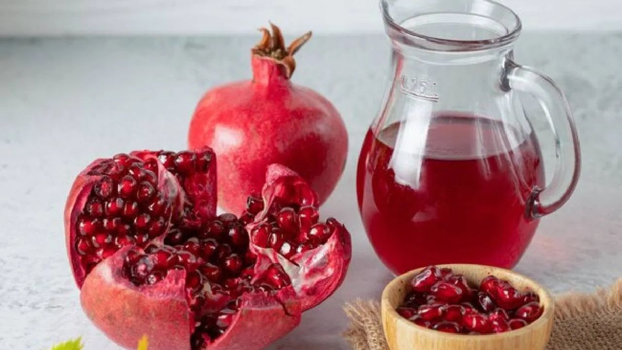 മാതളം ജ്യൂസ് : നിരവധി പോഷക ഘടകങ്ങൾ അടങ്ങിയിട്ടുള്ള പഴവർഗമാണ് മാതളം. ഇത് ശരീരത്തിലെ രക്തം വർദ്ധിപ്പിക്കുന്നതിന് നല്ലതാണ്. ഇതിൽ അടങ്ങിയിരിക്കുന്ന പ്യൂണിക്കലാജിനുകളും ആൻന്തോസയാനിനുകളും രക്തക്കുഴലുകളുടെ  നീർക്കെട്ട് കുറയ്ക്കാൻ സഹായിക്കുന്നു..(Photo: TV9)