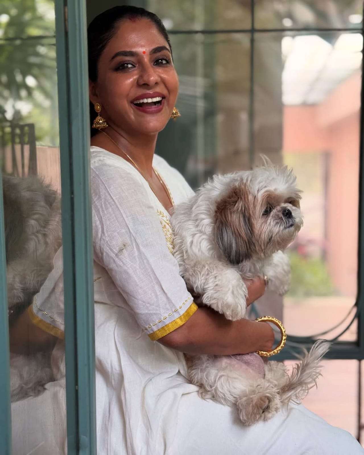 മലയാളികൾക്ക് ഏറെ സുപരിചിതയാണ് പൂർണിമ ഇന്ദ്രജിത്ത്. ഒരു അഭിനേത്രിക്ക് പുറമെ പ്രാണ എന്ന പേരിൽ ഒരു ബൊട്ടീക്കിന്റെ ഫൗണ്ടർ കൂടിയാണ് താരം. നിരവധി സെലിബ്രിറ്റീസ് അടക്കം ഇന്ന് പ്രാണയുടെ സ്ഥരം കസ്റ്റമറാണ്. ഇപ്പോഴിതാ ദിയ ക‍ൃഷ്ണയ്ക്ക് ബിസിനസിൽ നേരിടേണ്ടി വന്ന ദുരനുഭവത്തെ കുറിച്ച് മനസ് തുറക്കുകയാണ് പൂർണിമ.  (Image Credits: Instagram)