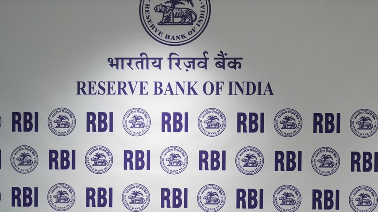 ഫ്ലോട്ടിങ് റേറ്റ് വായ്പകളുടെ പലിശ നിരക്ക് തീരുമാനിക്കാനുള്ള സ്വാതന്ത്ര്യം ആർബിഐ ബാങ്കുകൾക്ക് അനുവദിച്ചതാണ് ഏറെ പ്രധാനം. മുൻ മൂന്ന് വർഷത്തെ പരിധിയേക്കാൾ വേഗത്തിൽ വായ്പക്കാർക്ക് ഇത് പ്രയോജനപ്പെടും. വായ്പക്കാർക്ക് ഫിക്സഡ് ഇന്ടറസ്റ്റ് റേറ്റ് സെറ്റ് അപ്പില് നിന്ന് ഫ്ലോട്ടിംഗ് ഇന്ടറസ്റ്റ് റേറ്റിലേക്ക് മാറാനും ഒക്ടോബര് ഒന്ന് മുതല് ഓപ്ഷനുണ്ട് (Image Credits: PTI)