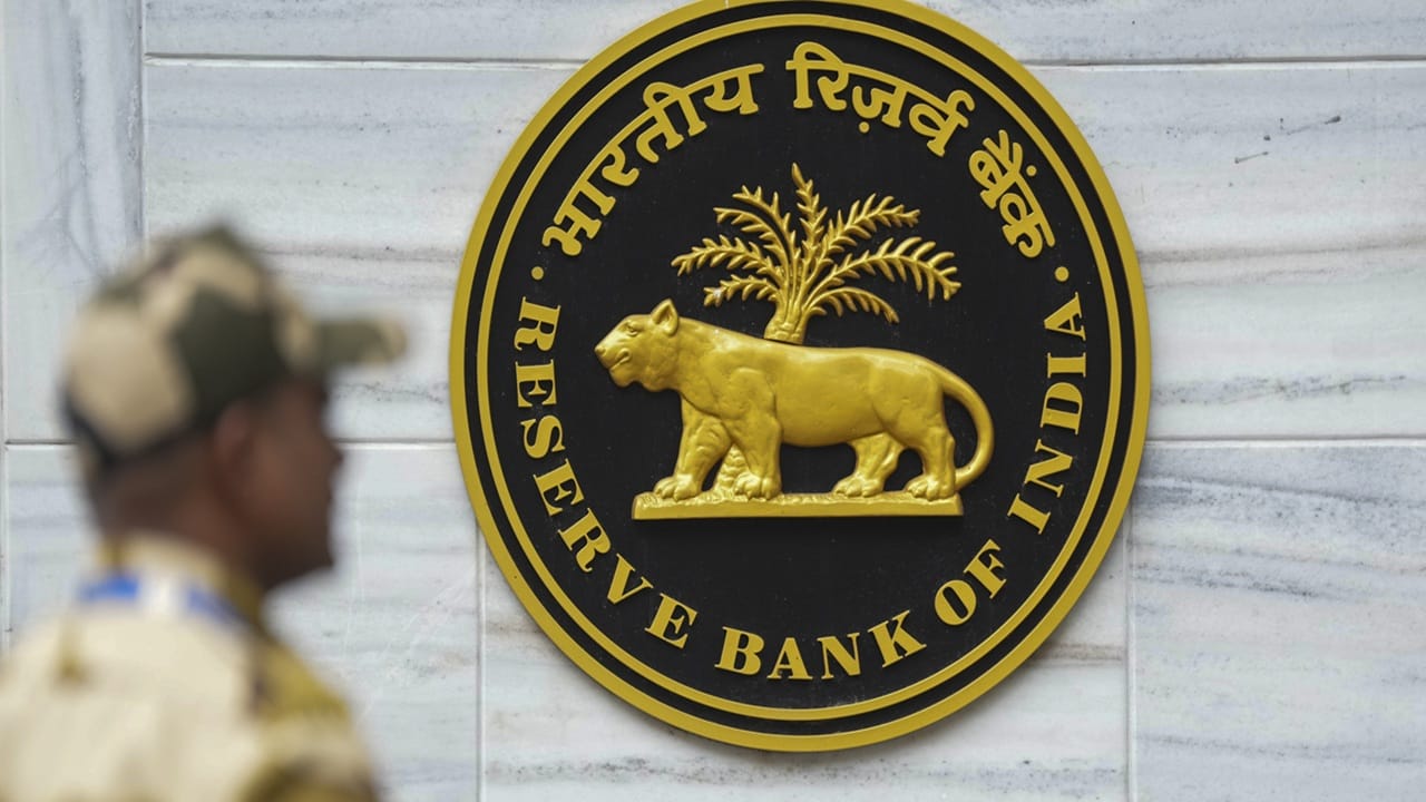 നിര്‍മ്മാണ, വ്യാവസായിക മേഖലകളില്‍ സ്വര്‍ണം റോ മെറ്റീരിയലായി ഉപയോഗിക്കുന്നവര്‍ക്ക് പ്രവർത്തന മൂലധന വായ്പകൾ നൽകാൻ ടയർ 3, ടയർ 4 അർബൻ സഹകരണ ബാങ്കുകള്‍ക്ക് ആര്‍ബിഐ അനുമതി നല്‍കി. വിദേശ കറൻസിയിലോ, ബോണ്ടുകളിലോ നിക്ഷേപിക്കപ്പെടുന്ന പെർപെച്വൽ ഡെറ്റ് ഇൻസ്ട്രുമെന്റുകൾക്കുള്ള യോഗ്യതാ പരിധികളും ആർ‌ബി‌ഐ പരിഷ്കരിച്ചു (Image Credits: PTI)