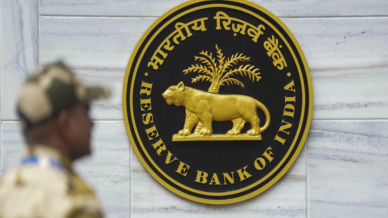 നിര്മ്മാണ, വ്യാവസായിക മേഖലകളില് സ്വര്ണം റോ മെറ്റീരിയലായി ഉപയോഗിക്കുന്നവര്ക്ക് പ്രവർത്തന മൂലധന വായ്പകൾ നൽകാൻ ടയർ 3, ടയർ 4 അർബൻ സഹകരണ ബാങ്കുകള്ക്ക് ആര്ബിഐ അനുമതി നല്കി. വിദേശ കറൻസിയിലോ, ബോണ്ടുകളിലോ നിക്ഷേപിക്കപ്പെടുന്ന പെർപെച്വൽ ഡെറ്റ് ഇൻസ്ട്രുമെന്റുകൾക്കുള്ള യോഗ്യതാ പരിധികളും ആർബിഐ പരിഷ്കരിച്ചു (Image Credits: PTI)