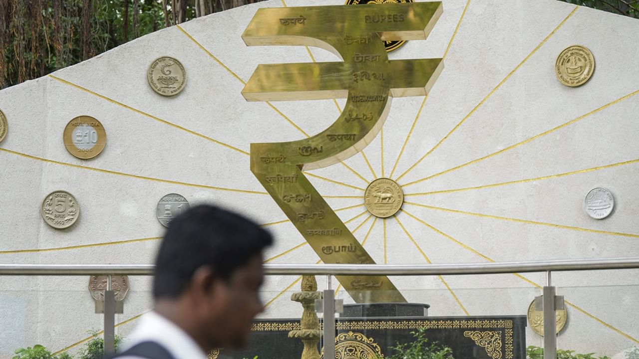 ഒക്ടോബര് നാല് മുതല് ആർബിഐ ചെക്ക് ക്ലിയറിങ് സിസ്റ്റത്തിലേക്ക് മാറും. അതായത് നിലവിലെ ബാച്ച് തിരിച്ചുള്ള സിസ്റ്റത്തിന് പകരം, ഒരു പ്രവൃത്തി ദിവസത്തിൽ ചെക്കുകൾ ഒന്നിലധികം തവണ ക്ലിയർ ചെയ്യപ്പെടും (Image Credits: PTI)