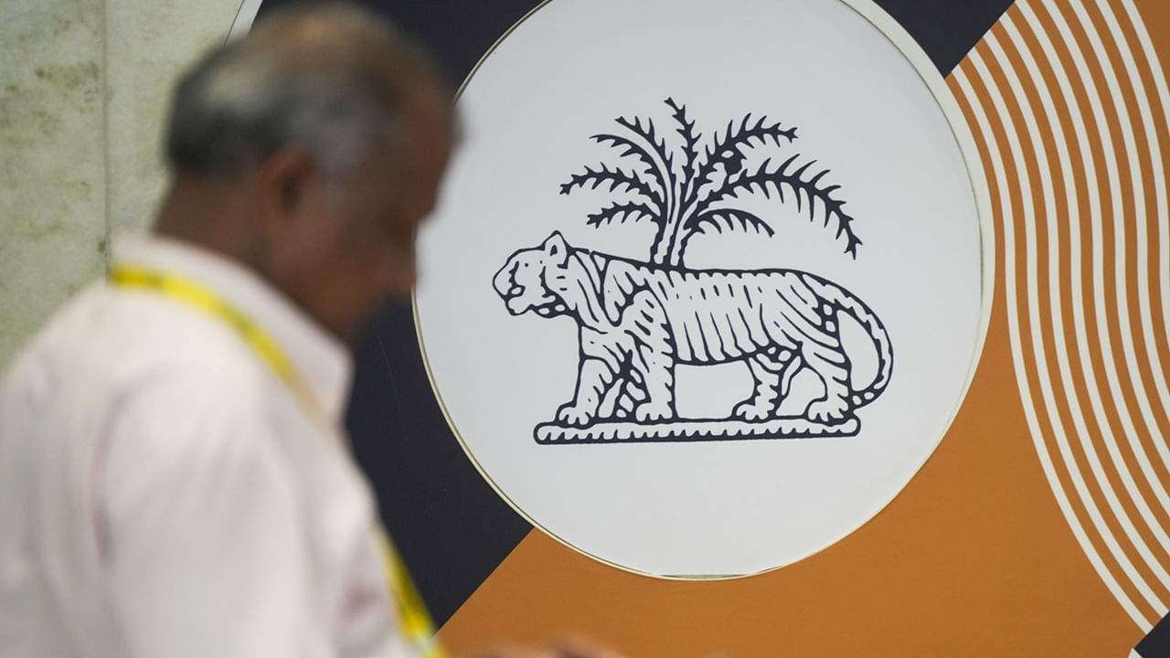 ഗോള്ഡ് ലോണുകള്ക്ക് 270 ദിവസം വരെ നീണ്ട വായ്പ തിരിച്ചടവ് കാലയളവ് അനുവദിക്കാന് ബാങ്കുകള്ക്ക് ആര്ബിഎ അനുമതി നല്കി. ക്രെഡിറ്റ് ഇന്ഫര്മേഷന് അപ് റ്റു ഡേറ്റാണെന്ന് ഉറപ്പാക്കാന് ആര്ബിഐ വീക്കിലി ക്രെഡിറ്റ് ഇന്ഫര്മേഷന് റിപ്പോര്ട്ടിങ് സിസ്റ്റത്തിലേക്ക് മാറാനും പദ്ധതിയിടുന്നുണ്ട് (Image Credits: PTI)