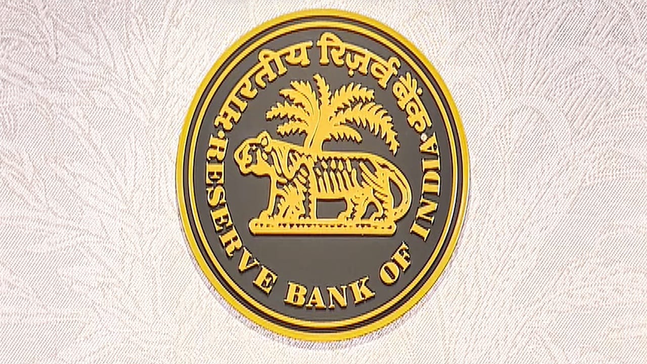 സാമ്പത്തിക മേഖലയില്‍ നിര്‍ണായകമായ നിരവധി മാറ്റങ്ങളാണ് ഈ മാസം മുതല്‍ ആര്‍ബിഐ നടപ്പിലാക്കിയത്. അവയില്‍ പ്രധാനപ്പെട്ട ചില പരിഷ്‌കാരങ്ങള്‍ നോക്കാം. മുൻകൂർ പലിശ നിരക്കിലടക്കം ആര്‍ബിഐ മാറ്റം വരുത്തിയിട്ടുണ്ട് (Image Credits: PTI)