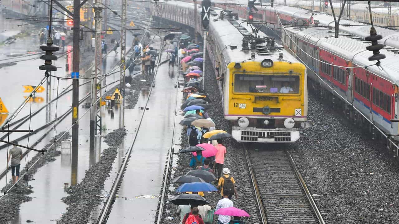 RRB NTPC Reruitment: റെയിൽവേ ജോലി സ്വപ്നമാകില്ല; സ്റ്റേഷൻ മാസ്റ്റർ മതുൽ ക്ലാർക്ക് വരെ, വൻ അവസരം