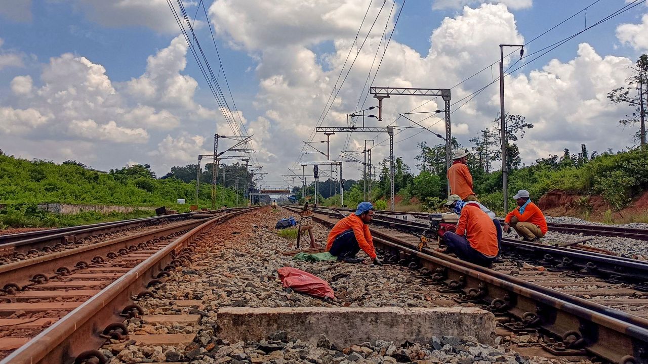 RRB NTPC Recruitment: സ്റ്റേഷൻ മാസ്റ്റർ, ക്ലർക്ക് തുടങ്ങി റെയിൽവേയിൽ അവസരങ്ങളുടെ ചാകര; ആകെ ഒഴിവുകൾ…
