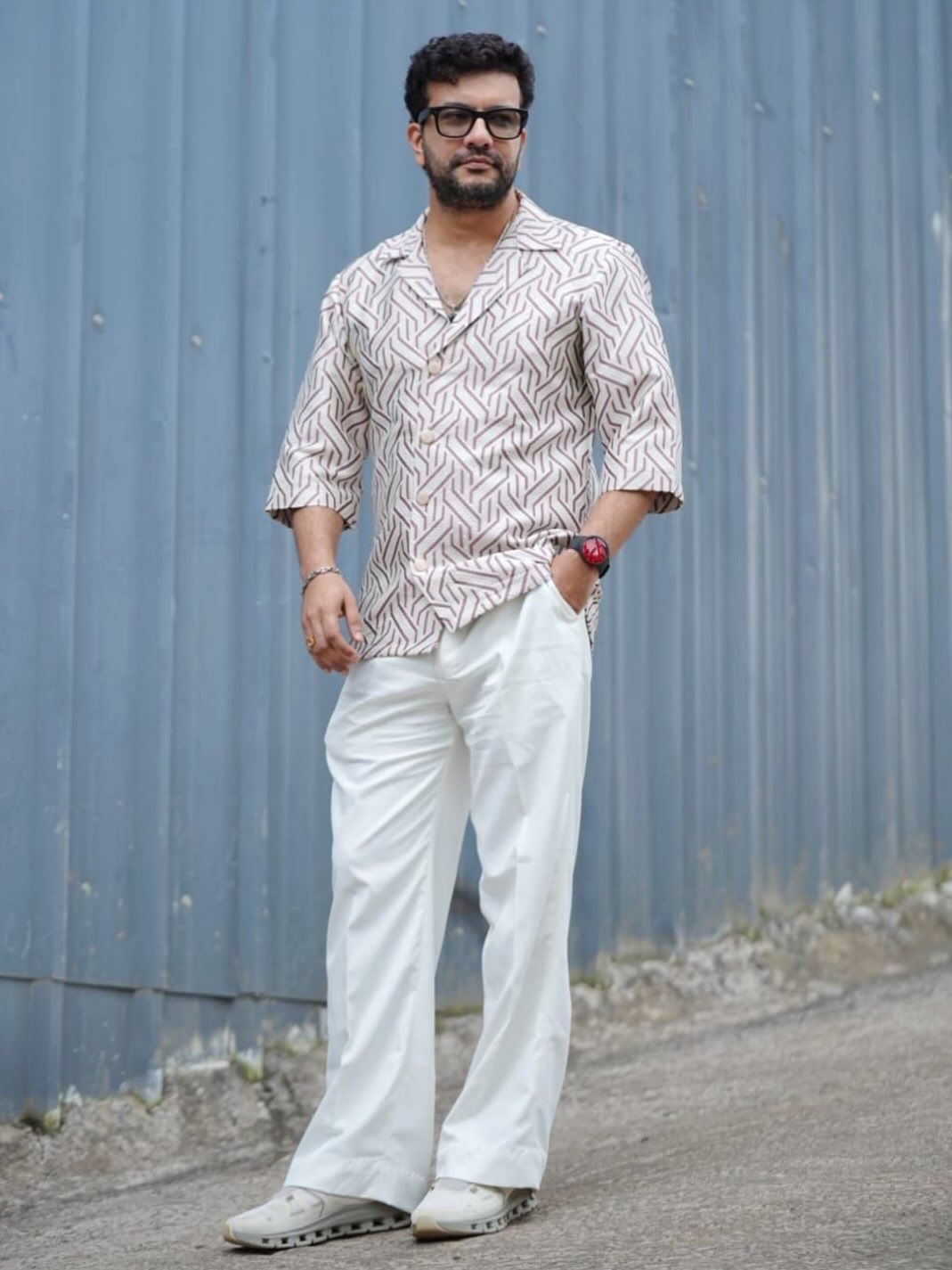 സുധിയുടെ മൃതദേഹം എറണാകുളത്ത് പൊതുദർശനത്തിന് വെക്കണോ എന്നൊരു ചർച്ചയും വന്നു. വിവാഹം നടക്കുന്ന ഓഡിറ്റോറിയങ്ങൾ പൊതുദർശനത്തിന് കിട്ടാറില്ല. താൻ എന്നിട്ട് ഓഡിറ്റോറിയം കിട്ടാൻ ദുബായിൽ നിന്ന്  എംഎൽഎമാരെയും, എംപിമാരെയുമൊക്കെ മാറി മാറി വിളിച്ചുവെന്നും താരം പറഞ്ഞു.